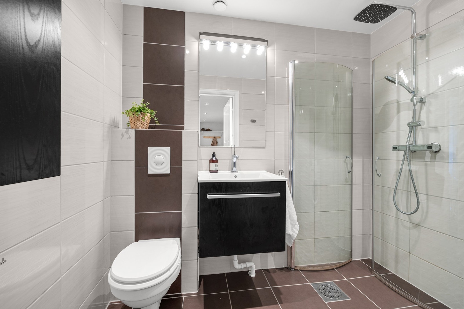 Badet er fra 2009 og fremstår funksjonelt med flislagte gulv og vegger, samt malt himling. Galleribilde