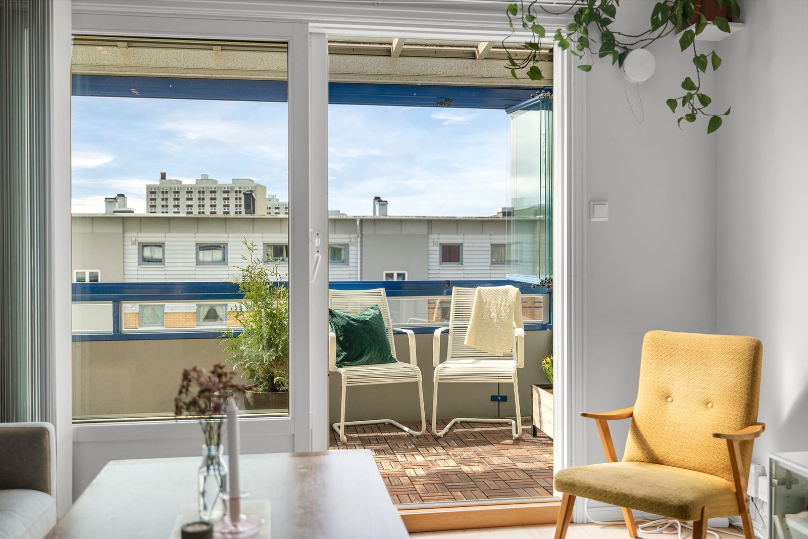 Fra stuen er det utgang til leilighetens kanskje største høydepunkt - en romslig, innglasset balkong på ca. 13 kvm. Galleribilde