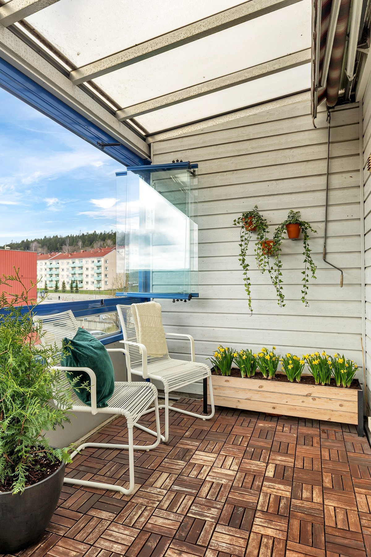 Balkongen er utstyrt med markise, utelys og el-uttak, og har god plass til utemøbler, planter og sosiale soner. Galleribilde