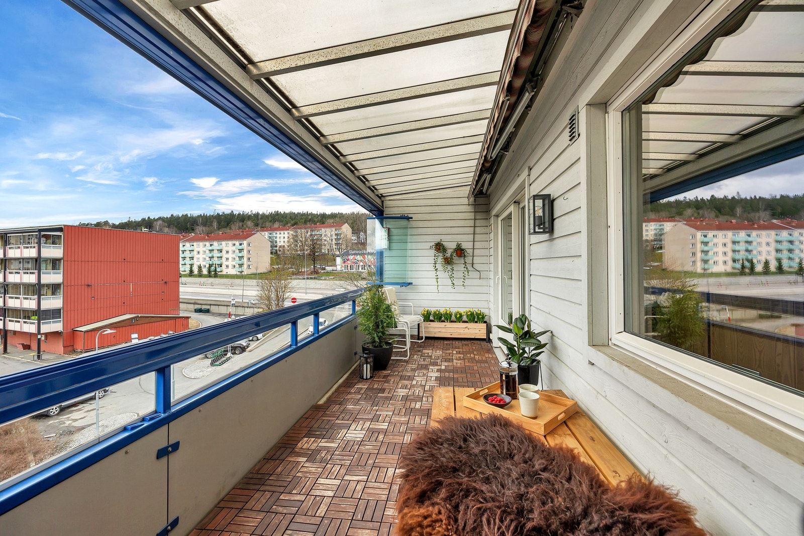 Vindusflatene kan åpnes helt opp på varme dager, slik at man får følelsen av en åpen uteplass, mens man på kjøligere dager kan nyte et lunt og skjermet uterom. Galleribilde
