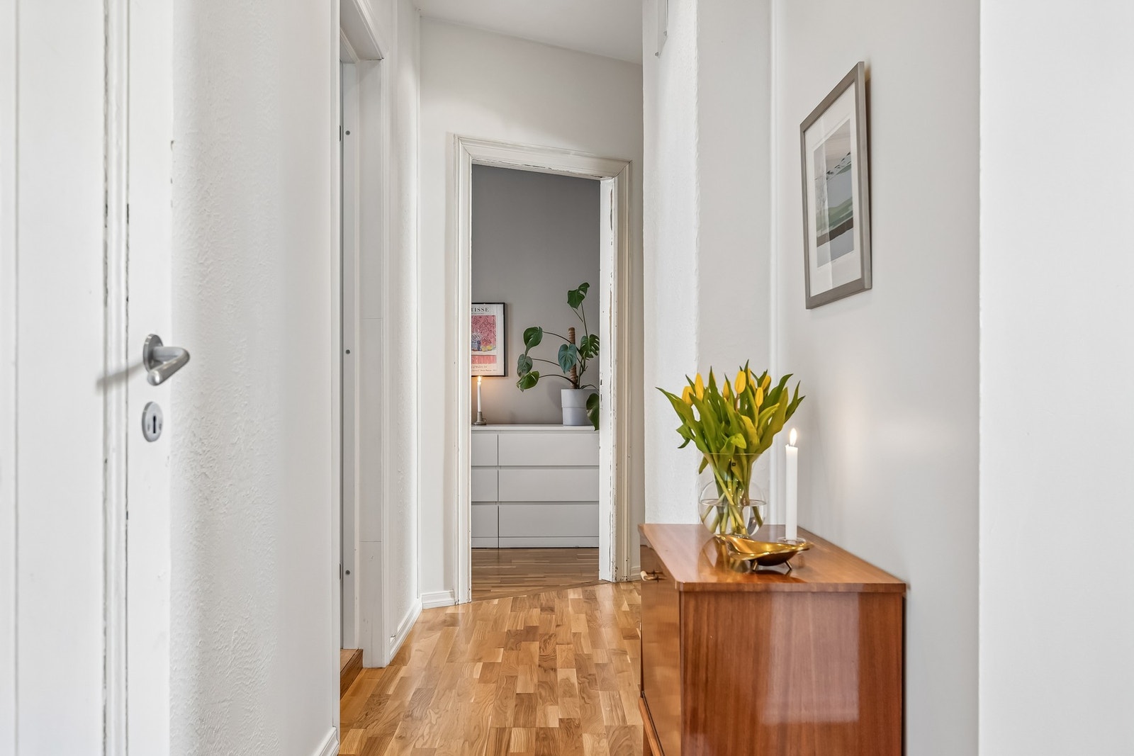 Den romslige gangen gir god plass til oppbevaring, sko og yttertøy - samtidig som den holder seg ryddig og stilren. Galleribilde