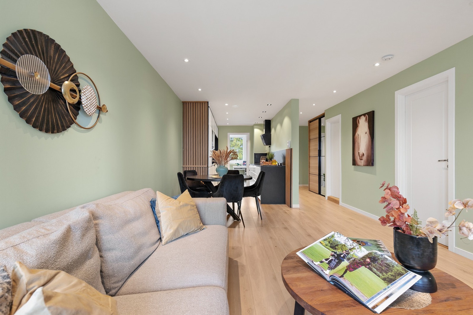 Her er det god plass til både sofagruppe og øvrig ønsket møblement, slik at du enkelt kan innrede etter behov. Galleribilde