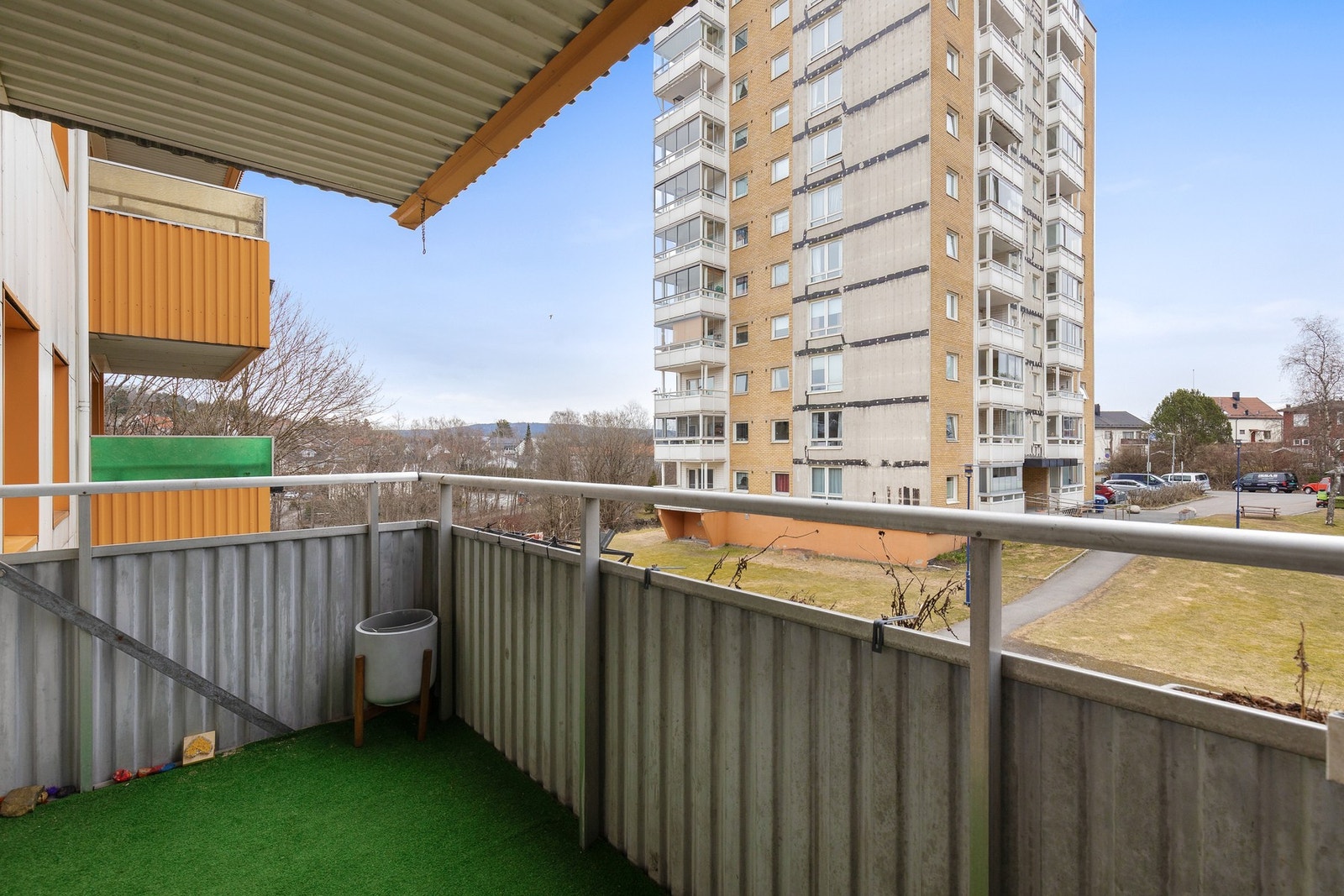 Balkongen vender ut mot grønne fellesarealer, med plass til både sittegrupper og planter. Galleribilde