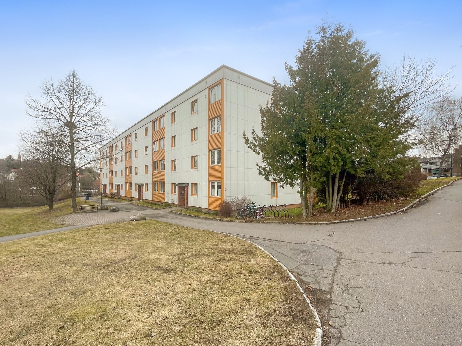 Leiligheten har en attraktiv og sentral beliggenhet på Kalbakken, med gangavstand til kollektivtransport, dagligvarebutikker, marka og skoler/barnehager. Galleribilde