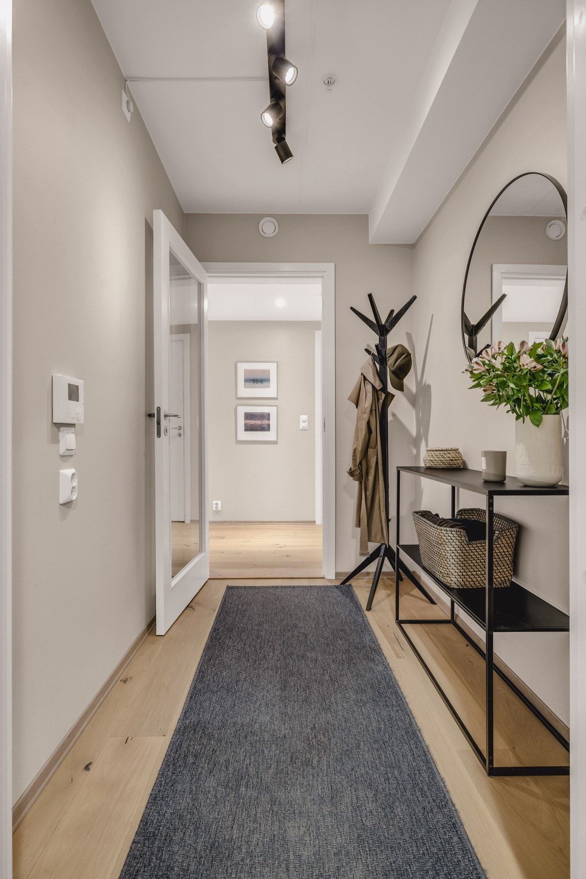 Inngangspartiet er lyst og innbydende, og skaper et naturlig skille mellom soverommene og den sosiale sonen. Galleribilde