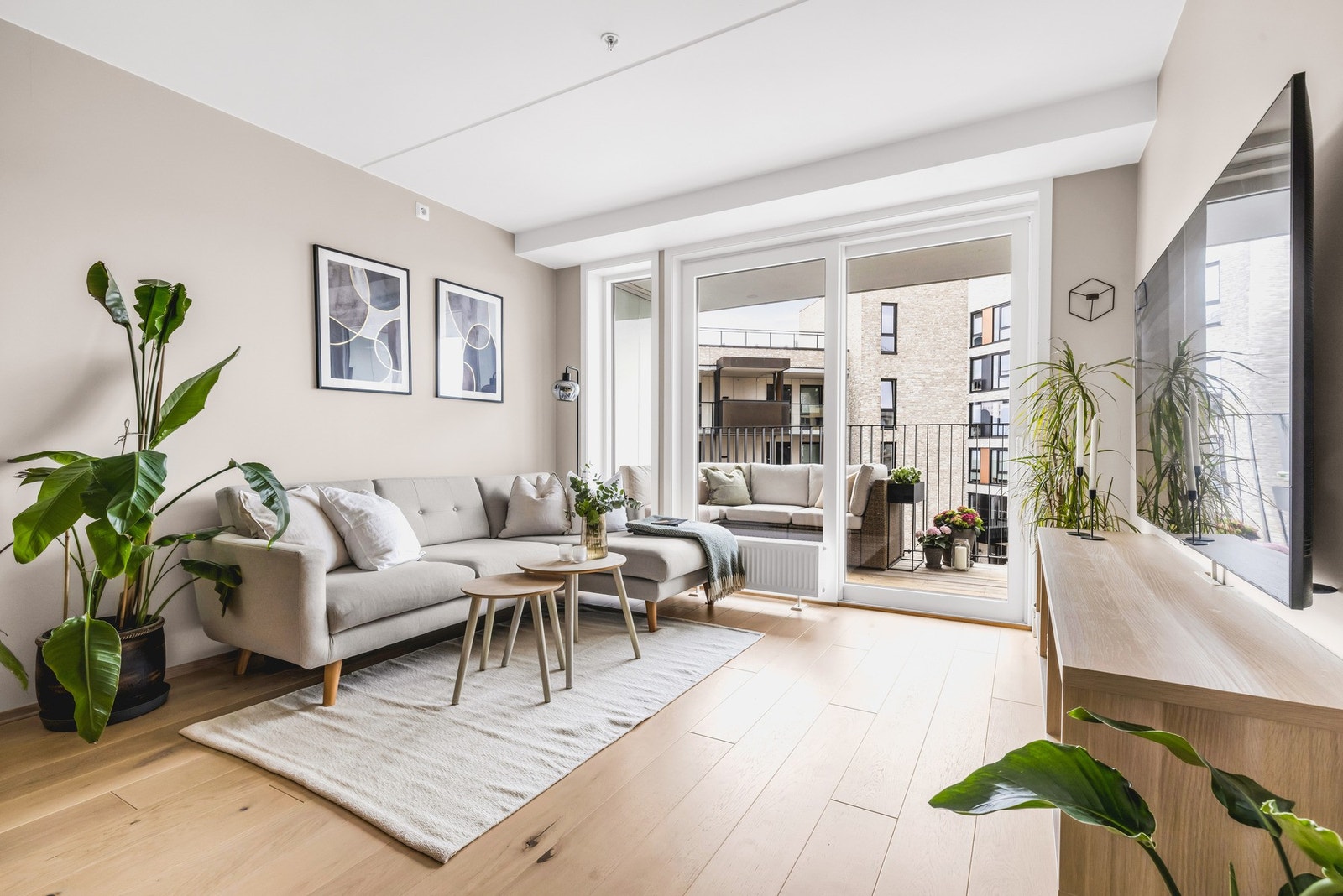 Den sosiale sonen og "hjertet" i boligen består av en lys og åpen stue med kjøkken. Galleribilde