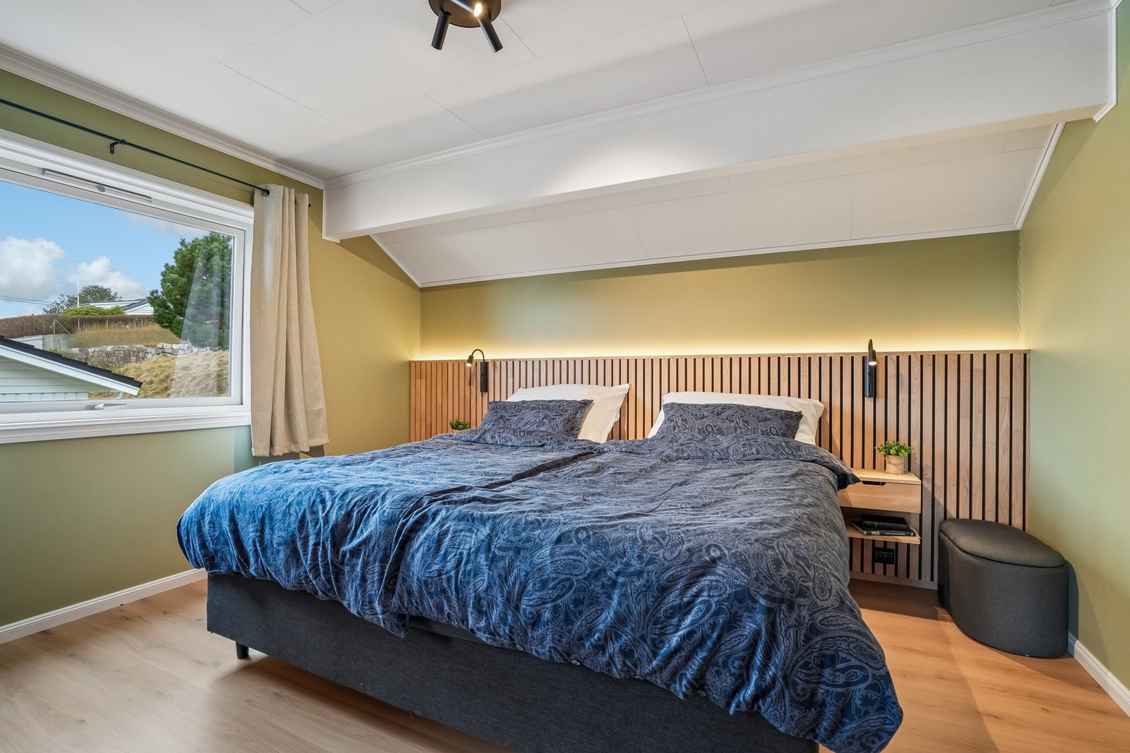 Hovedsoverommet er av god størrelse, og er innredet med dobbeltseng med nattbord på hver side. Galleribilde