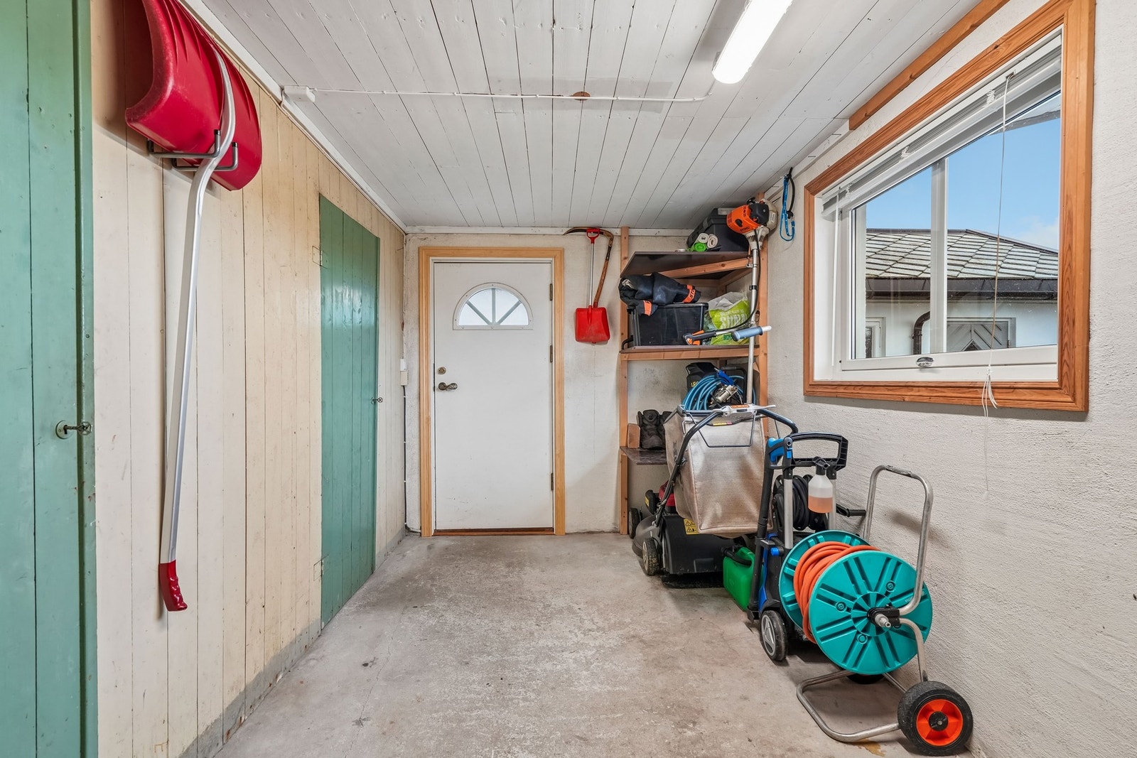 Det er godt med oppbevarings muligheter i innvendig boder. Galleribilde