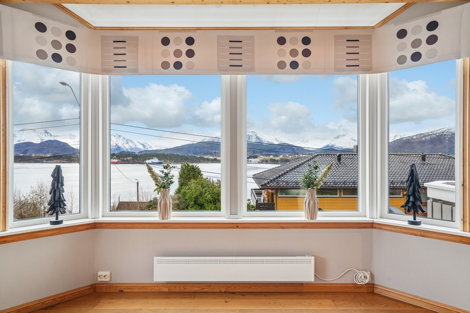 De store vindusflatene rammer inn de mektige Sunnmørsalpene. Galleribilde