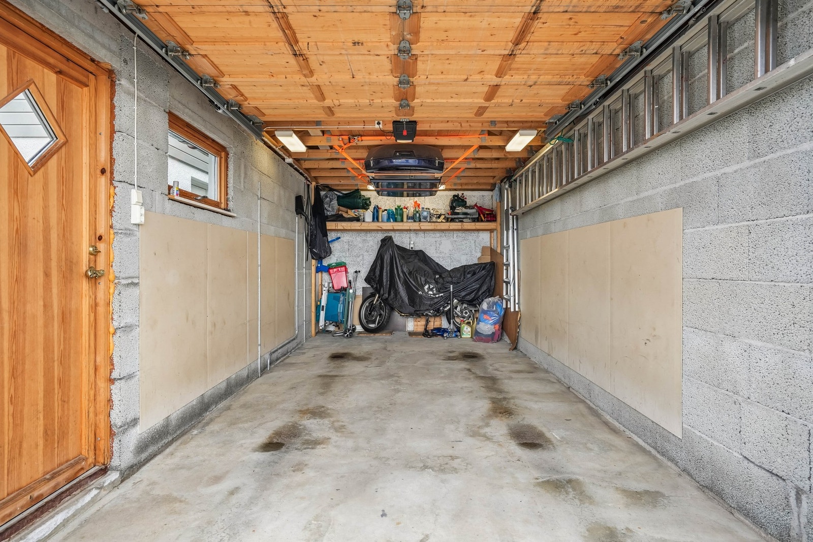 - eller i garasjen hvor du har plass til en bil. Det er montert elbillader i garasjen. Galleribilde
