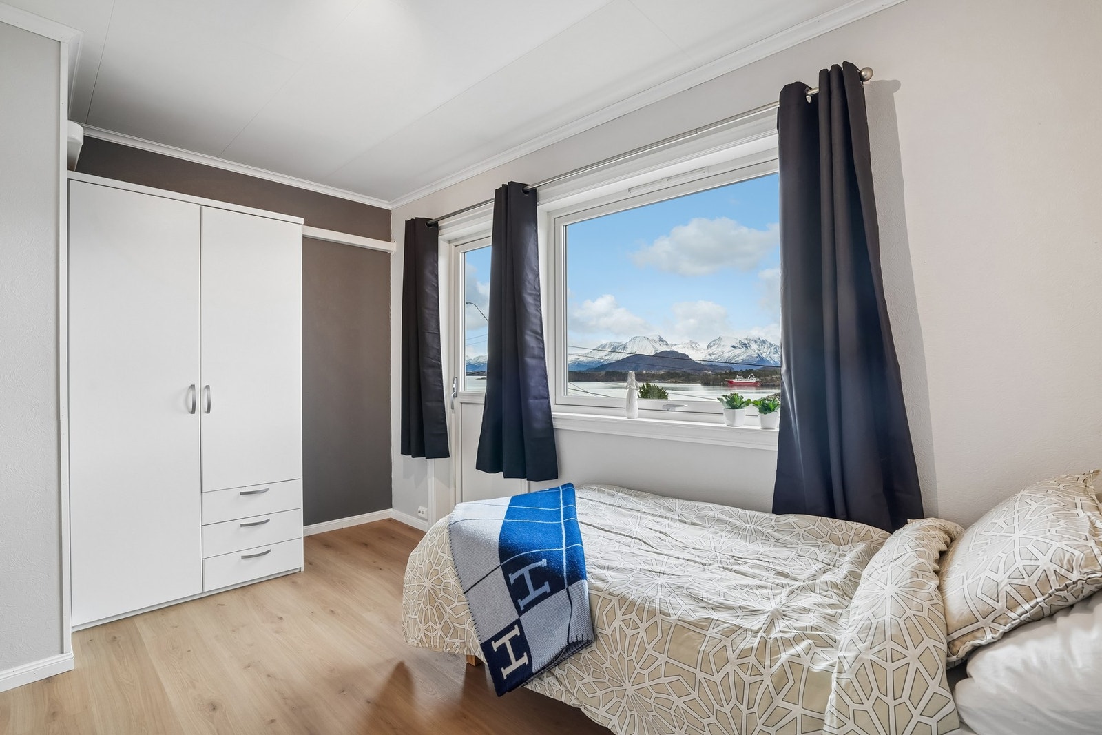 Soverommet har god plass til enkeltseng, skrivebord og garderobeskap. Galleribilde