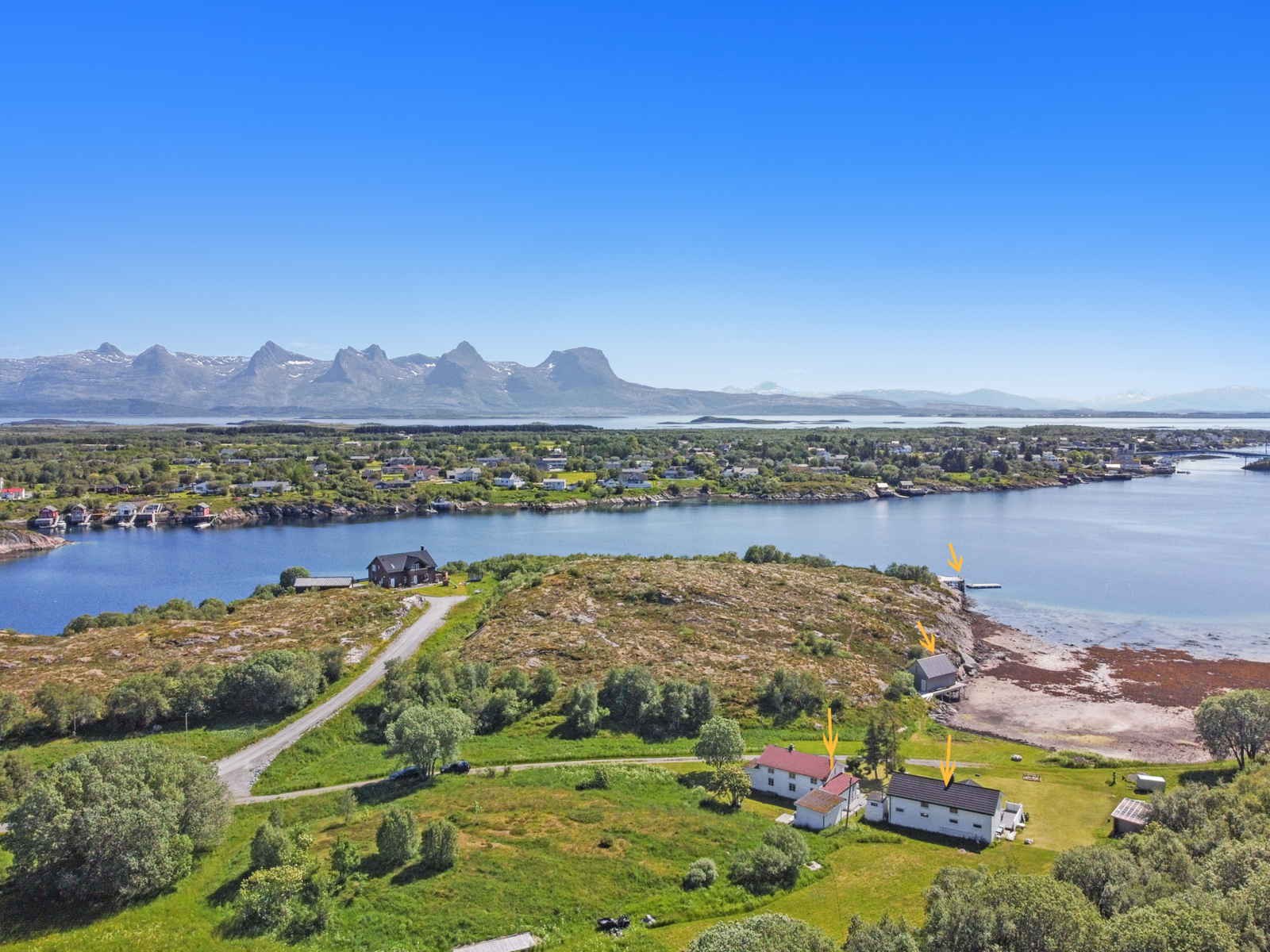 Muligheten for å nyte naturen og friluften er flere - dette er en sjelden mulighet i øyriket på Helgeland. Syv Søstre på rekke mot øst. Galleribilde