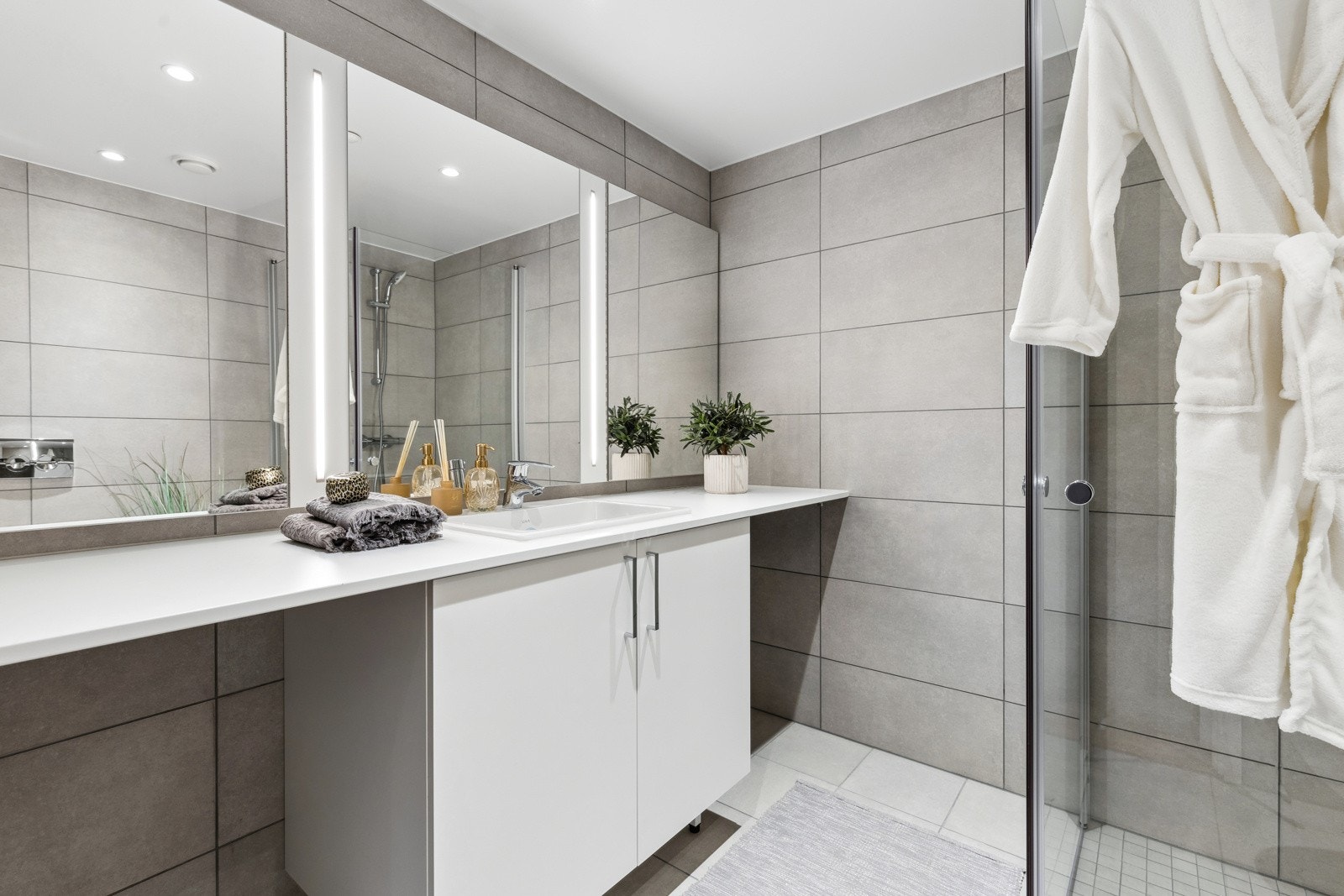 Badet har varmekabler i gulv. Opplegg for vaskemaskin. Galleribilde