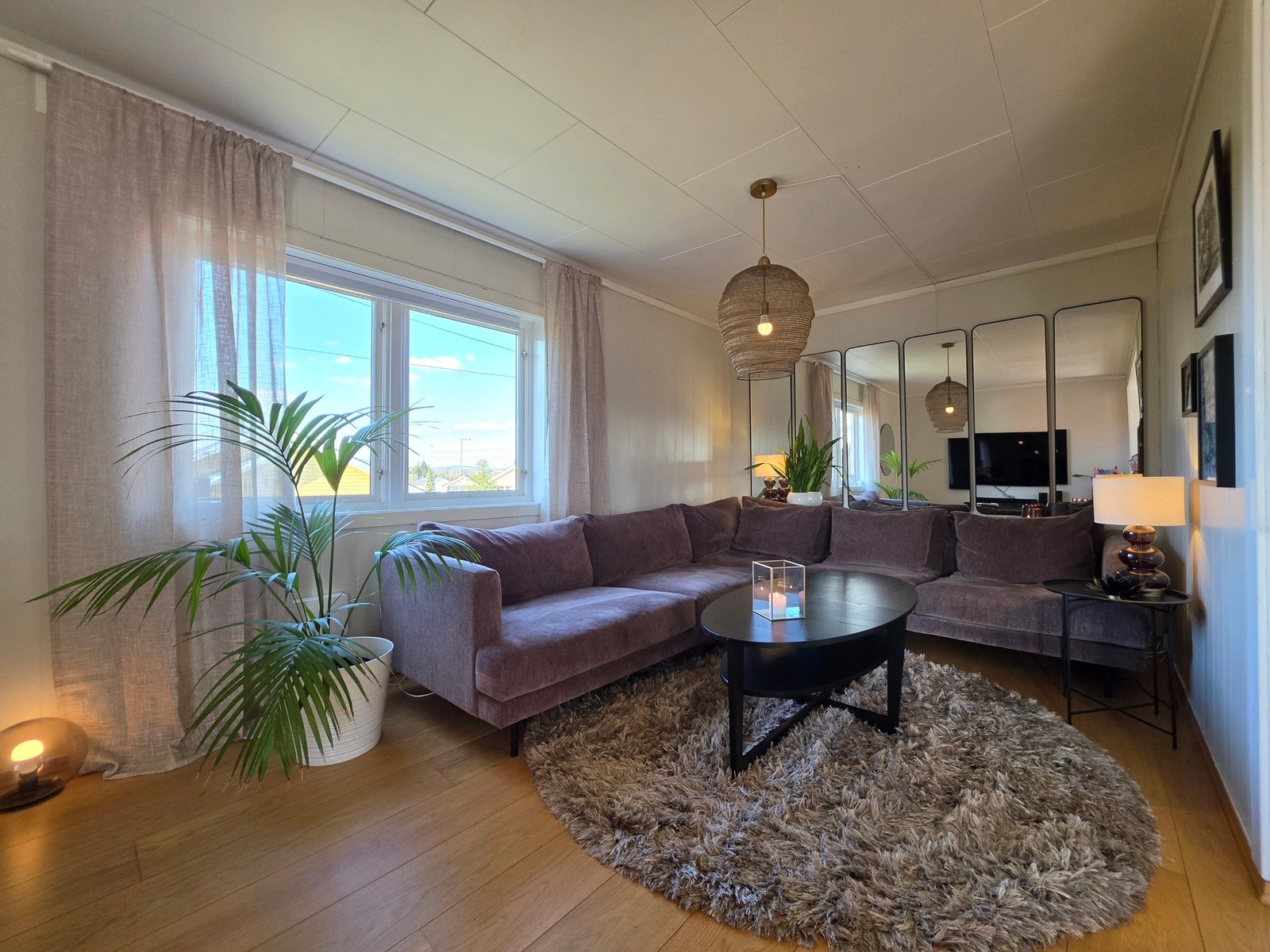 Hovedstuen har god plass til en stor sofagruppe for både rolige og sosiale kvelder. Galleribilde