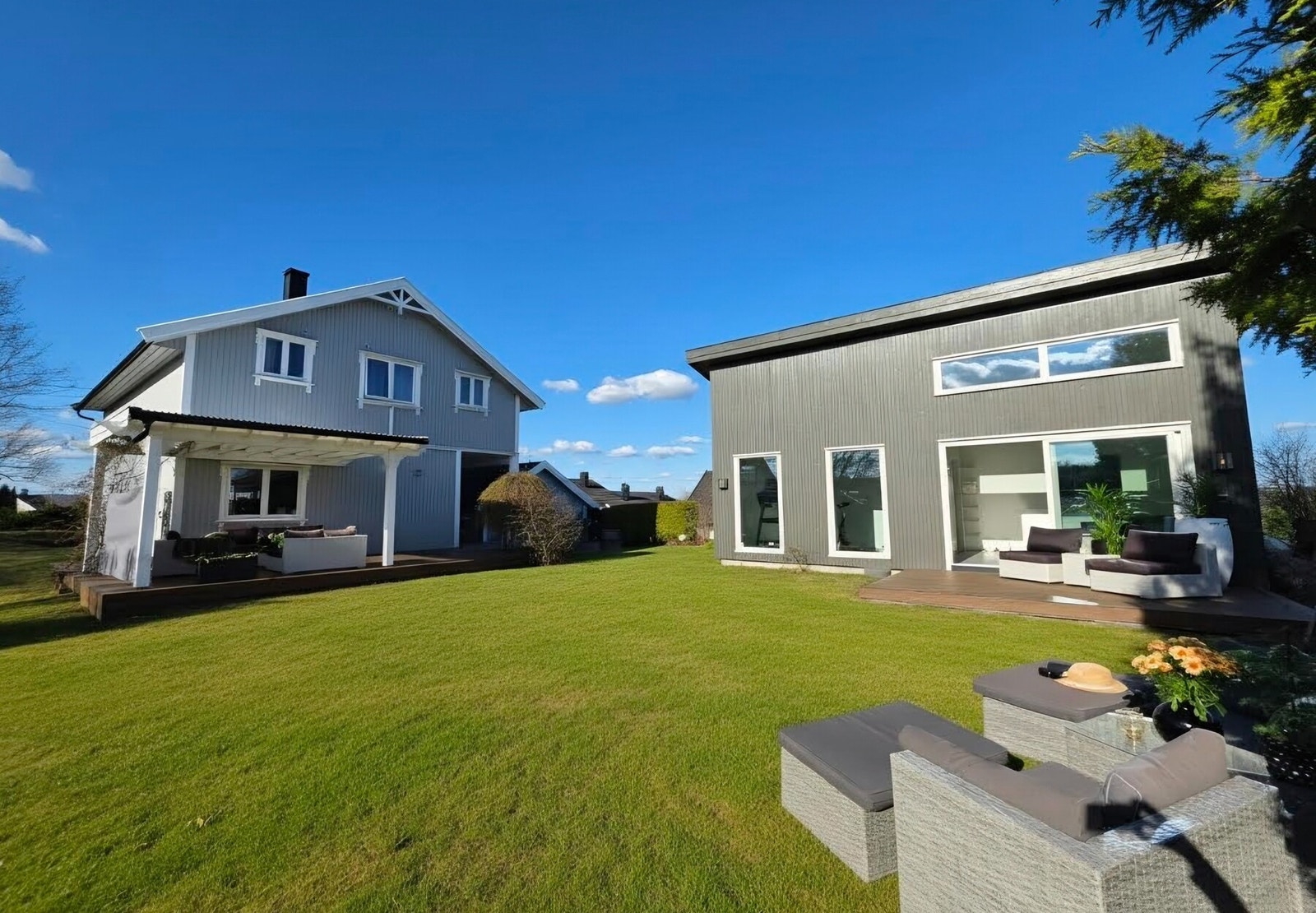 Uteplassen innbyr til både stille stunder og lange, sosiale kvelder. Galleribilde