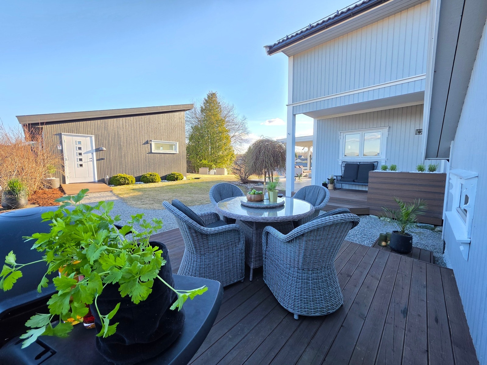 Det er rikelig med plass til flere sittegrupper. Galleribilde