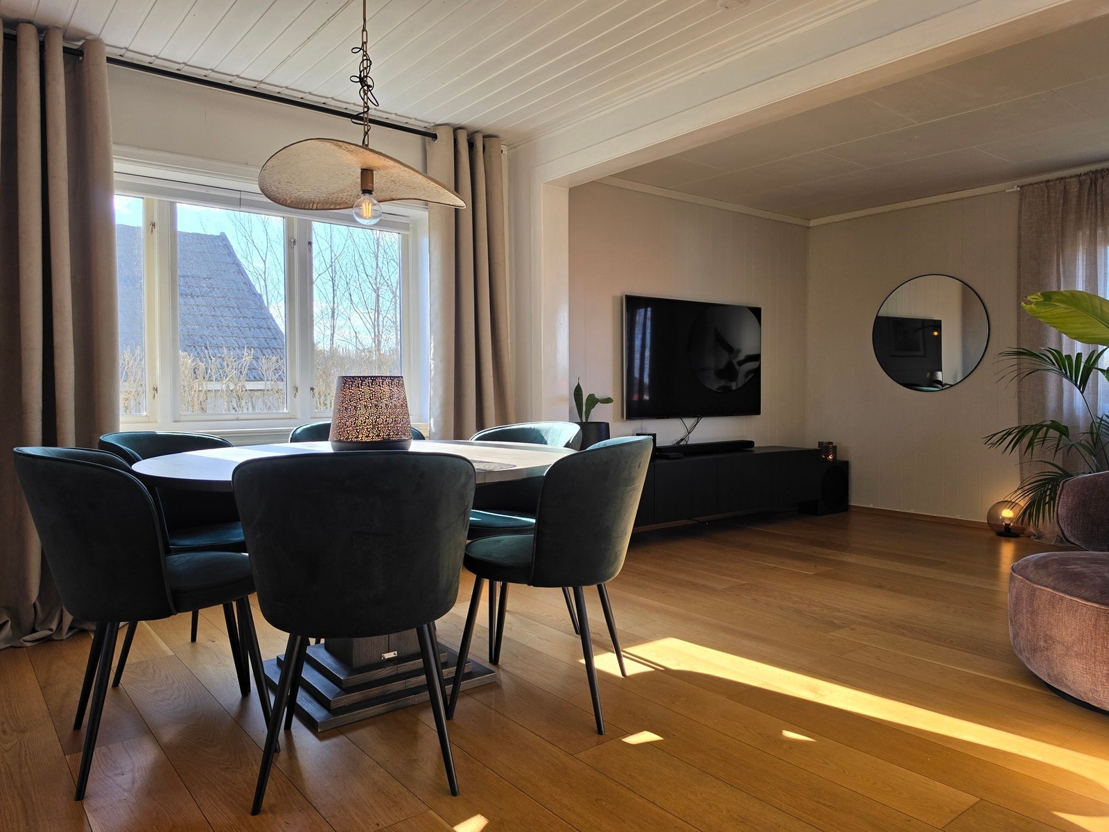 Spisestuen legger til rette for hyggelige samlinger med familie og venner. Galleribilde