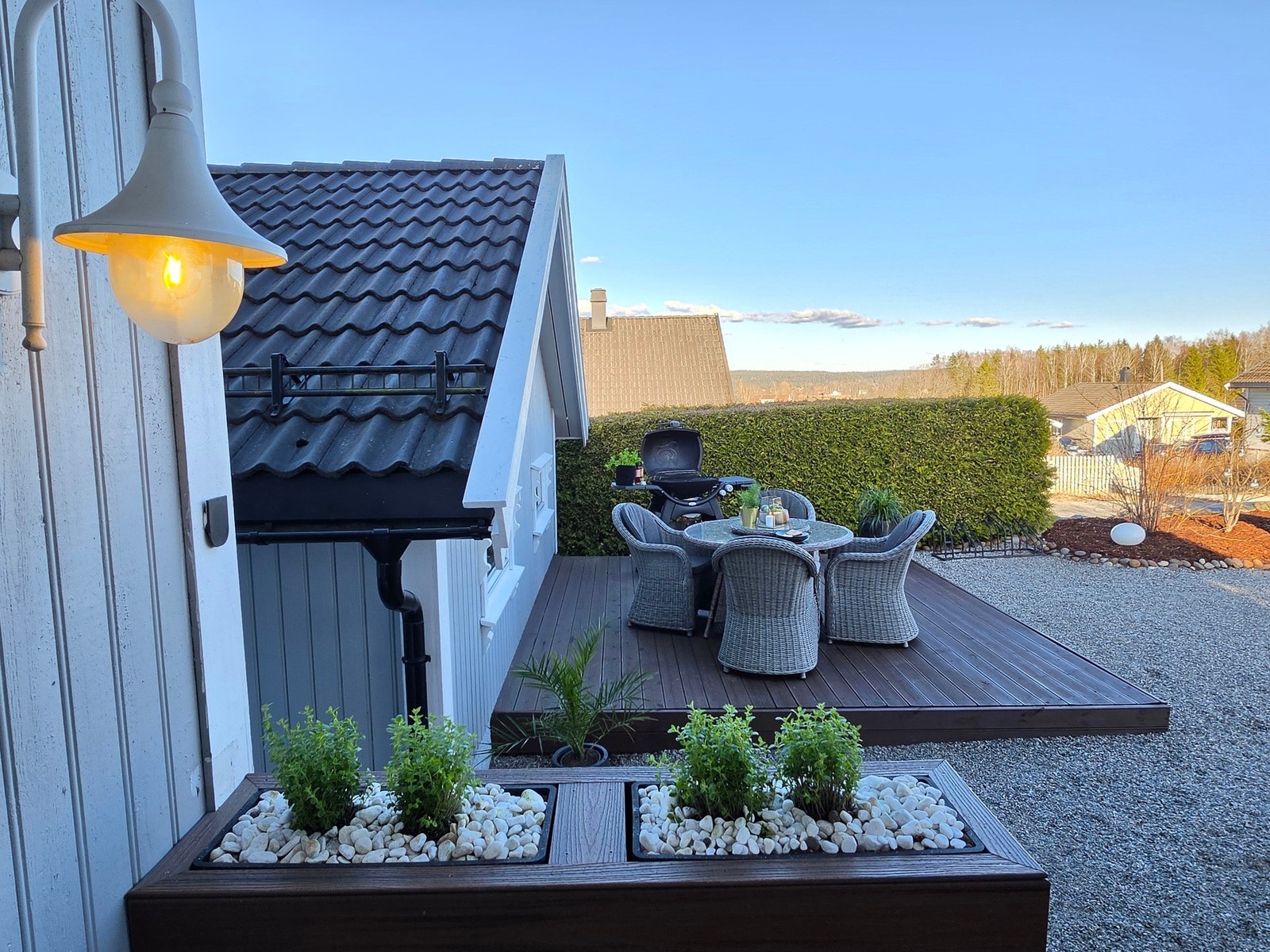 Uteplassen er godt skjermet fra nærmeste naboer og har et usjenert preg! Galleribilde
