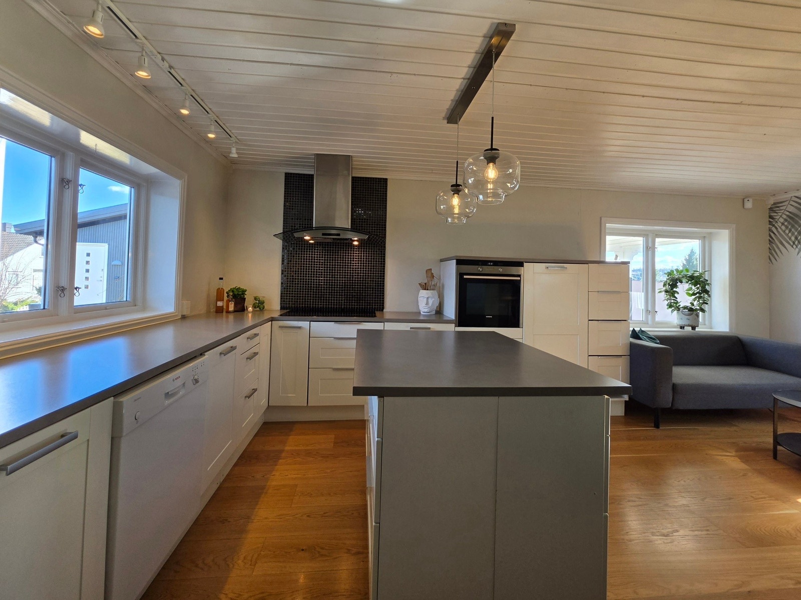 Kjøkkenet er et flott samlingssted med 1-stavs parkett, gulvvarme og egen spiseplass. Galleribilde