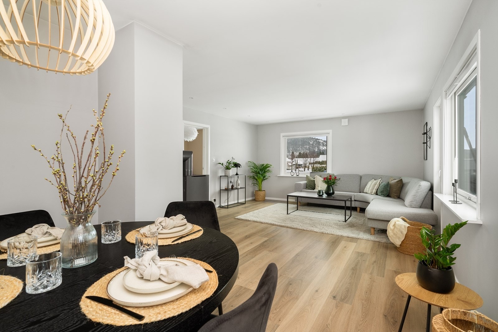Flott stue løsning med sone for spisestue og sofa. Det er installert kabel-tv og internett som er inkludert i de oppgitte felleskostnadene. Galleribilde