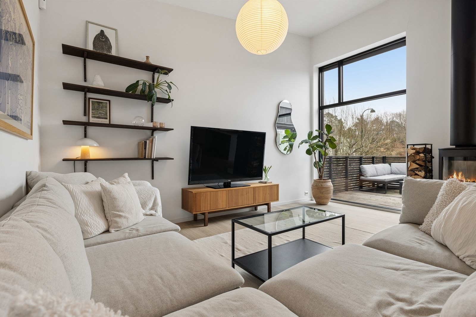 Store vindusflater slipper rikelig med naturlig lys inn i oppholdsrommet. Galleribilde