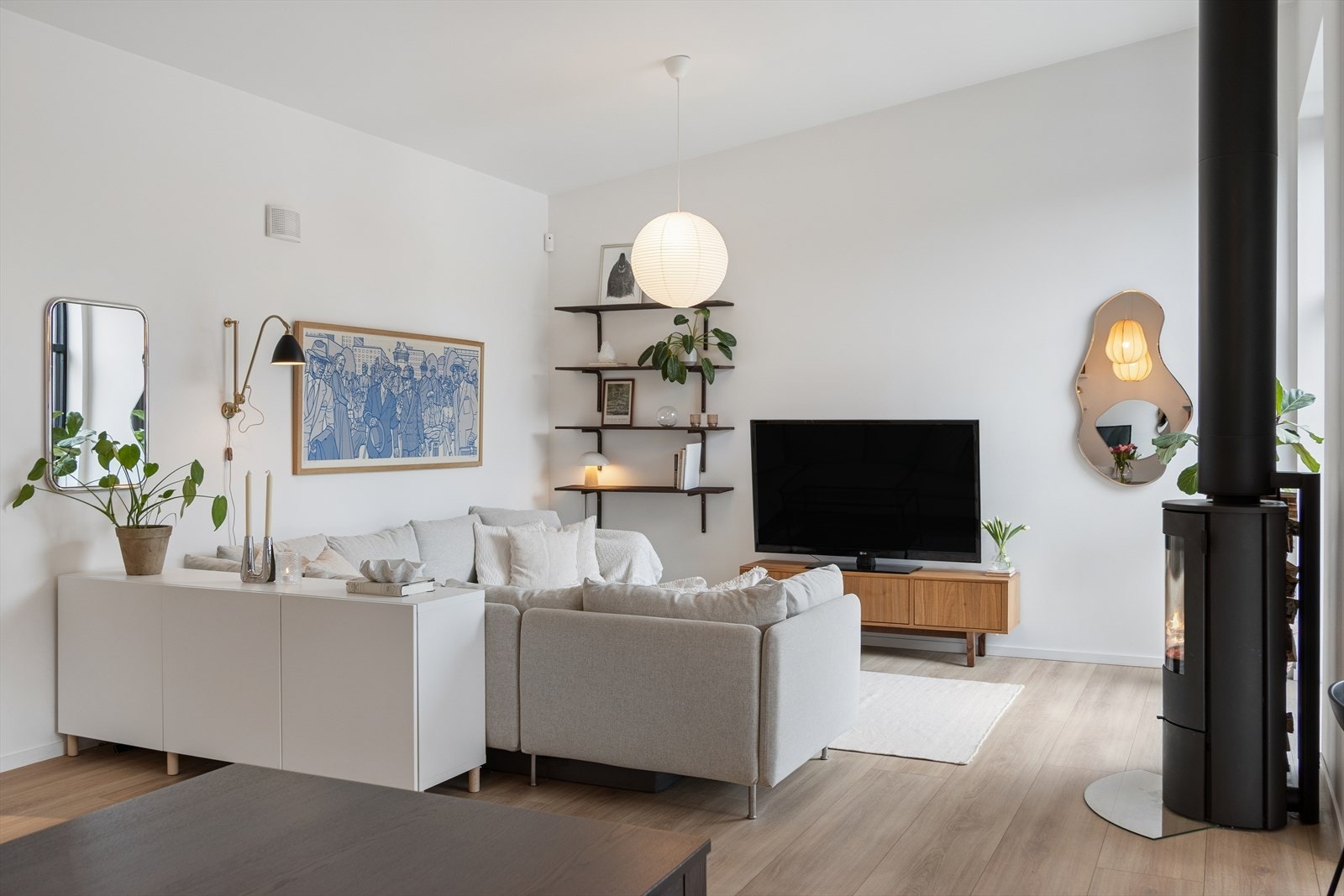 God plass til en romslig sofagruppe i stuen. Galleribilde