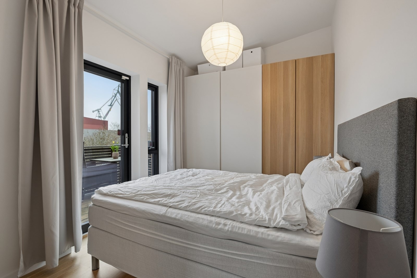 Hovedsoverommet i 2. etasje har medfølgende garderobeskap og direkte utgang til en egen terrasse på 5 m². Galleribilde
