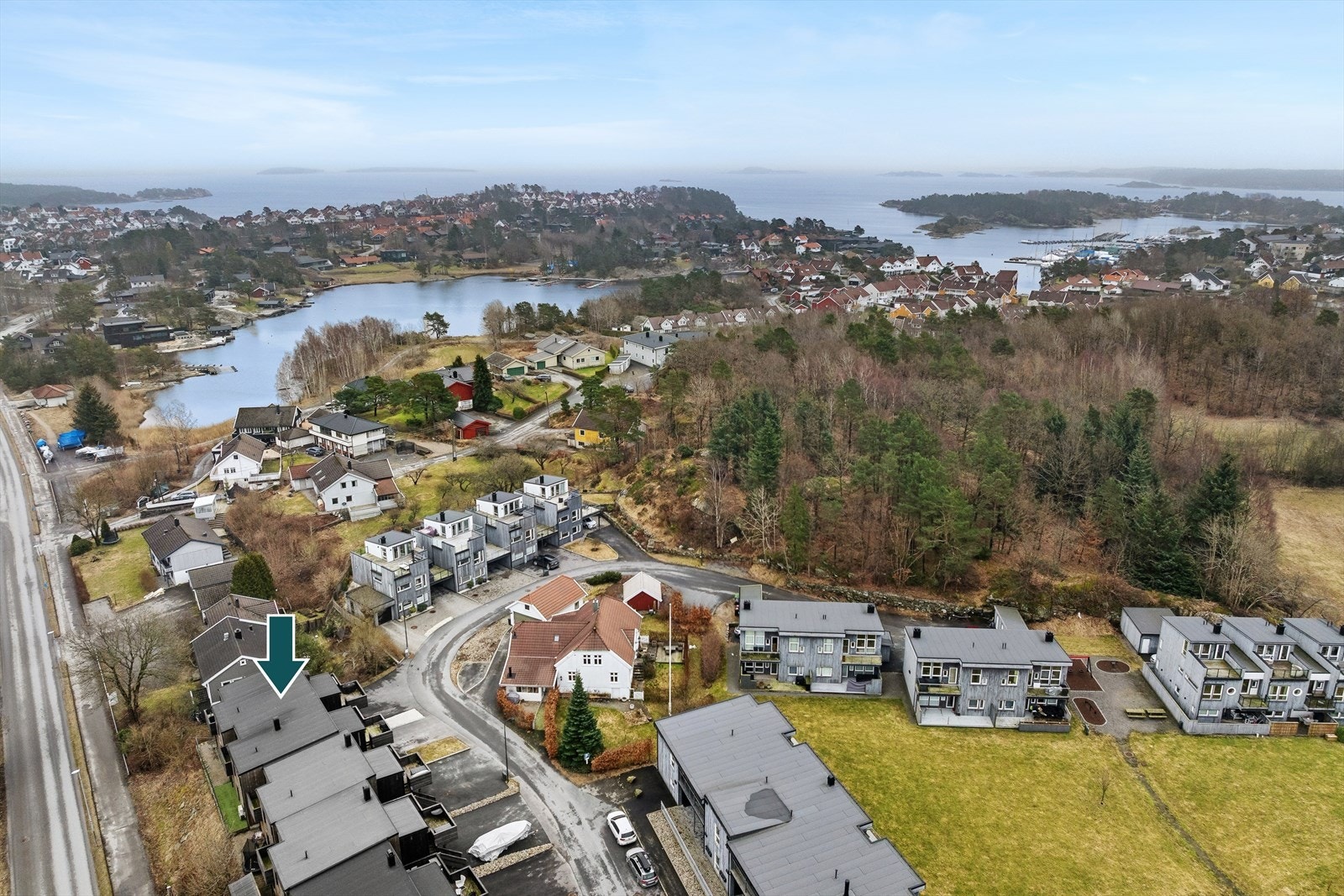 Eiendommen ligger i ytre Vågsbygd med umiddelbar nærhet til sjøen, flotte friluftsområder og badevann i Voieskogen. Galleribilde
