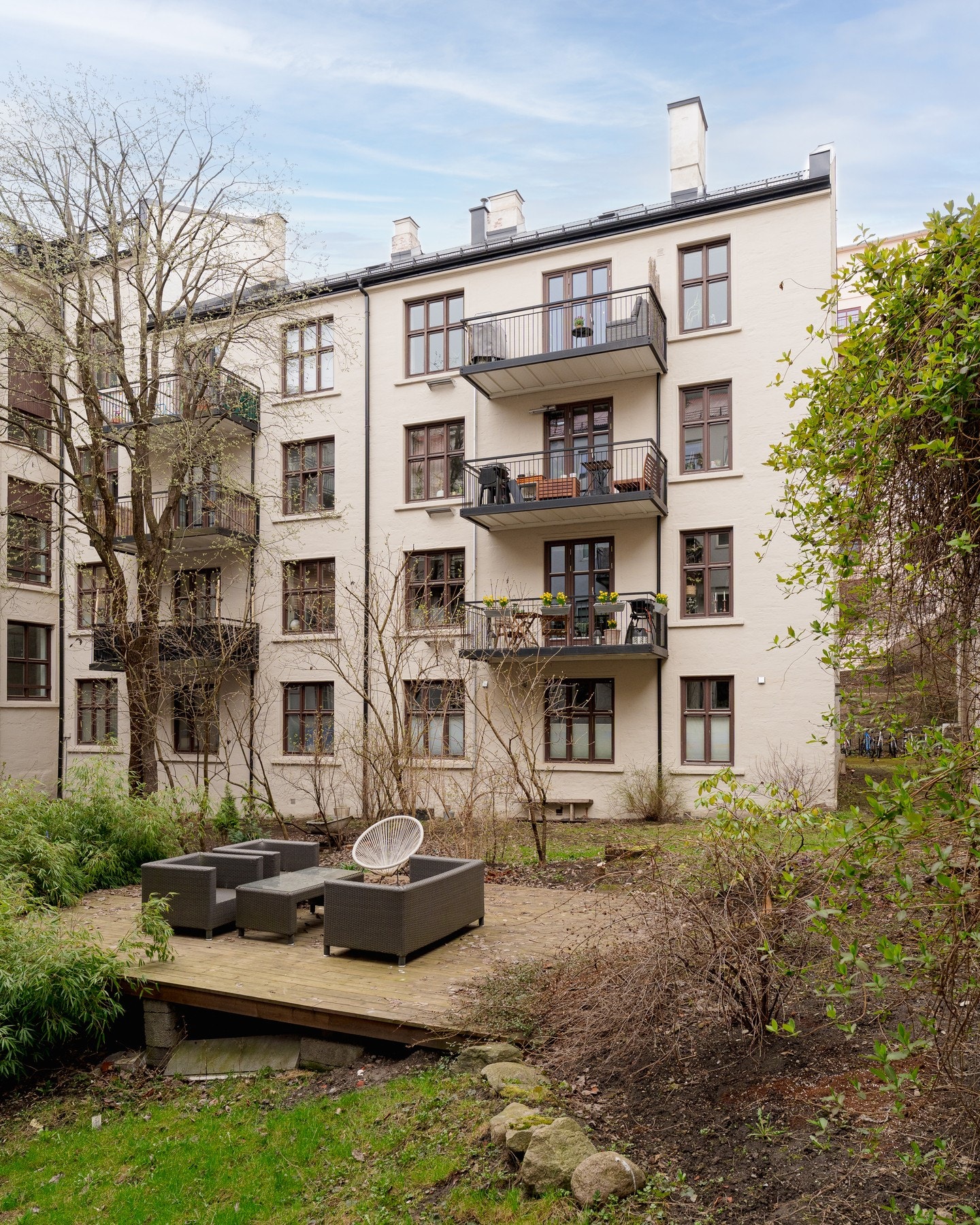 Felles uteplass i bakgården. På bildet her kan du se leiligheten og balkongen øverst. Galleribilde
