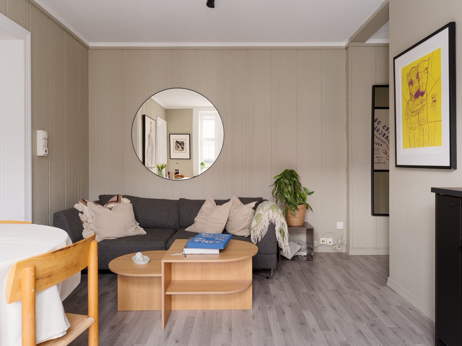 Her er det god plass til sofa og sittegruppe med tilhørende stoler. Galleribilde