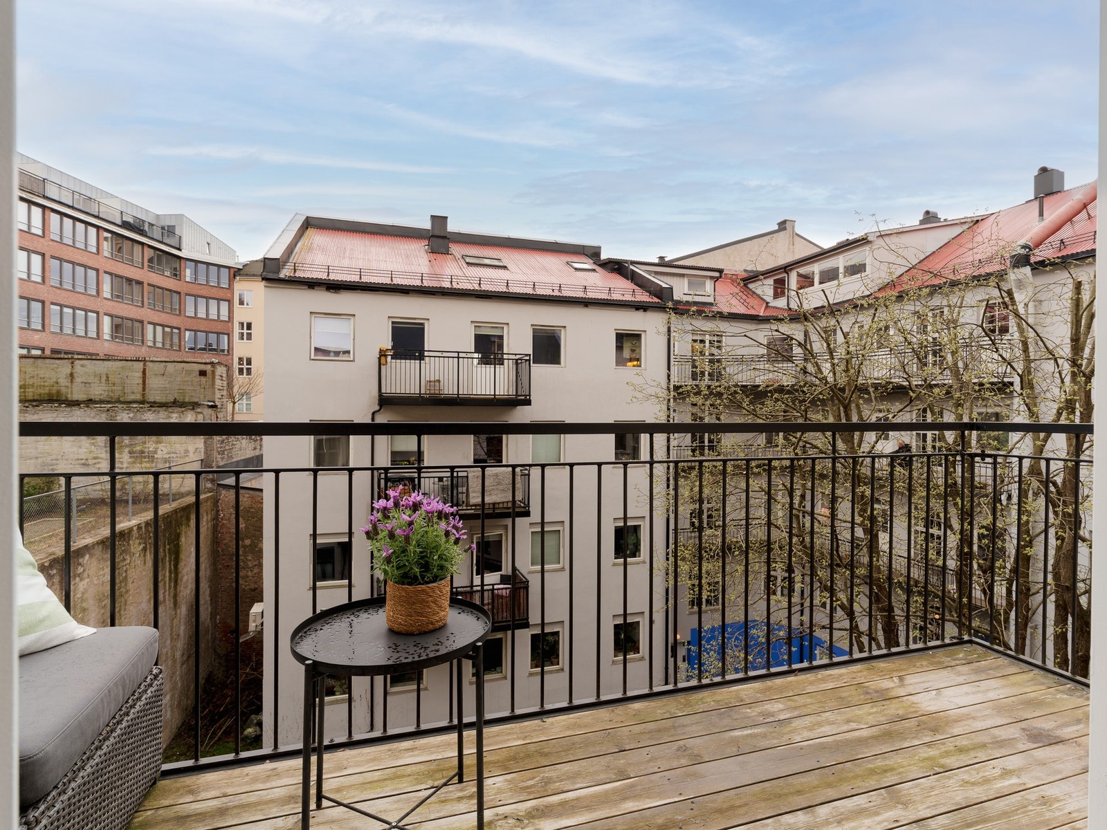 På balkongen kan man nyte solen fra ca 11-19 på sommerstid. Galleribilde