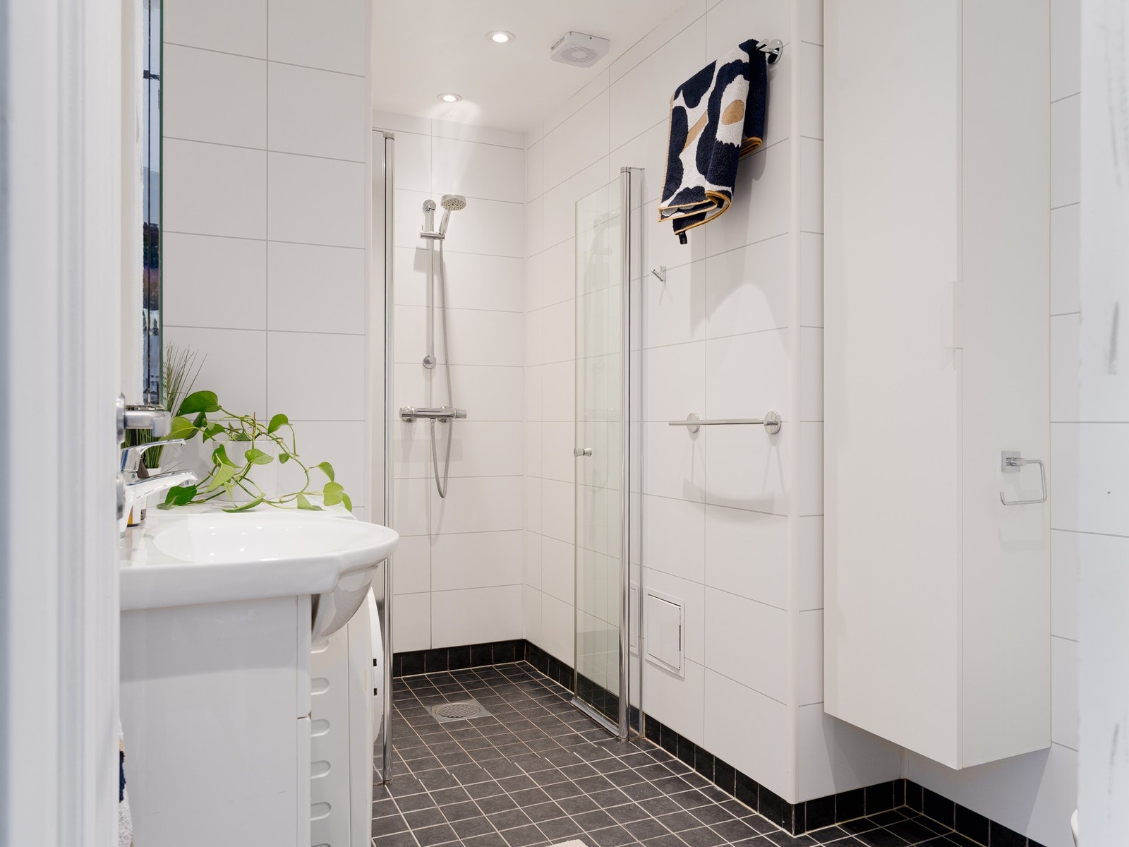 Badet ble oppusset i 2014 og har flislagt gulv med gulvvarme. Galleribilde