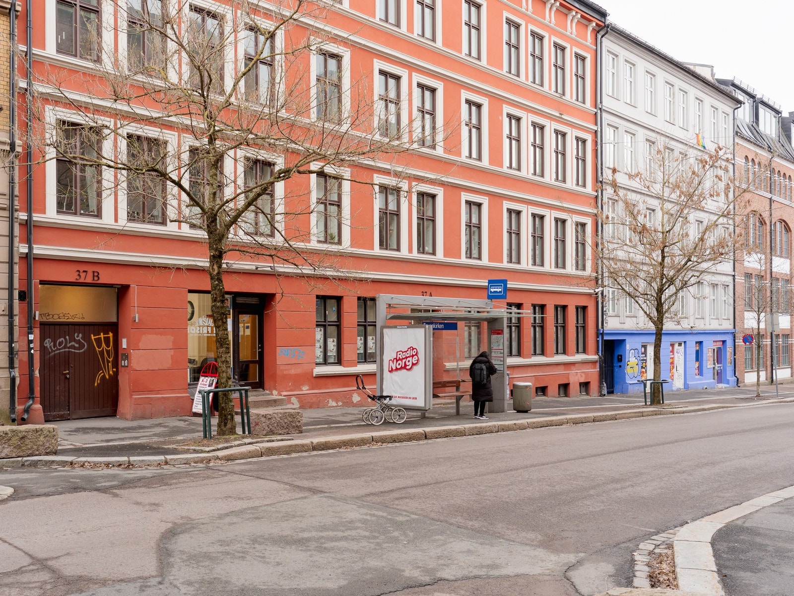 Tøyen - et område kjent for sitt pulserende byliv og grønne oaser. Busstopp rett utenfor. Galleribilde