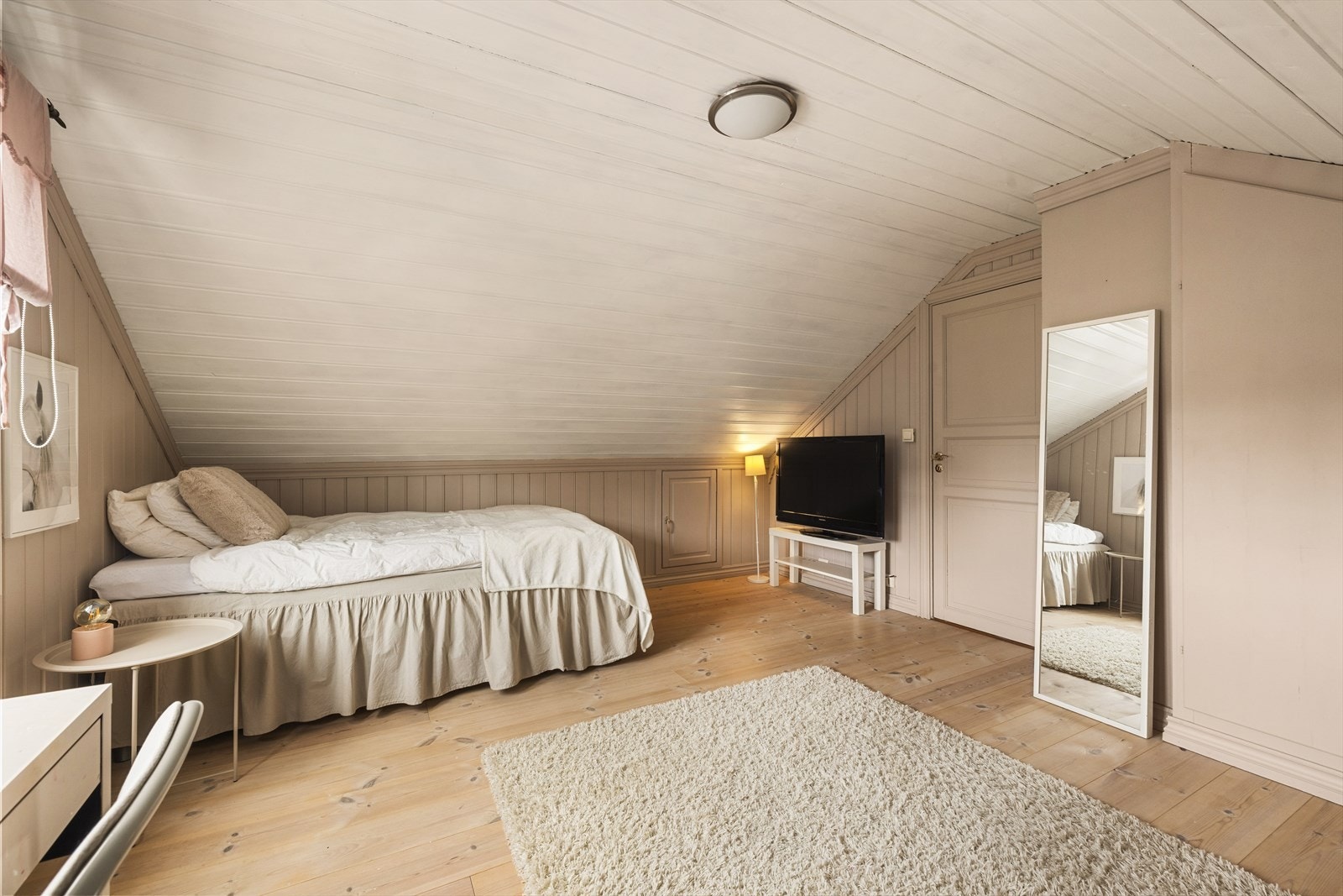 Det foreligger ikke godkjente byggemeldte tegninger for loftsetasjen, man har derfor ikke fått kontrollert om dagens bruk samsvarer med godkjent bruk Galleribilde