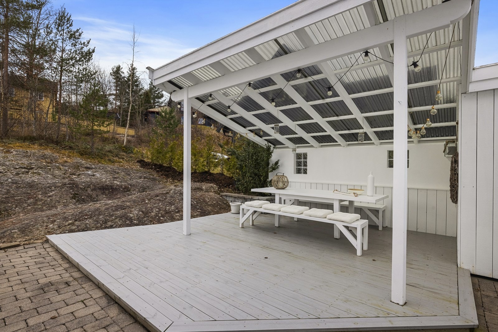 På det velstelte uteområdet er det etablert en koselig pergola med god plass til sittegruppe Galleribilde