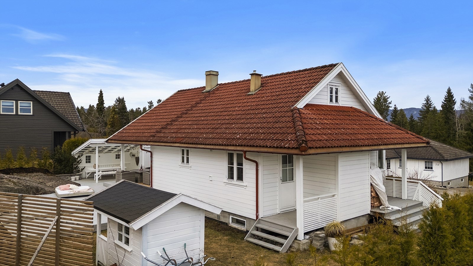 Den store tomten gir et herskapelig preg og fremstår som særdeles barne- og hundevennlig, med god plass til lek og aktiviteter Galleribilde