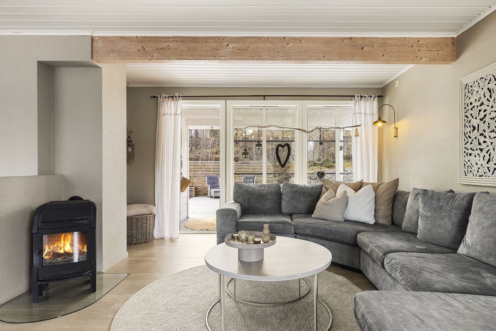 Fra stuen er det utgang til uteområdet mot vest, med platting og pergola Galleribilde