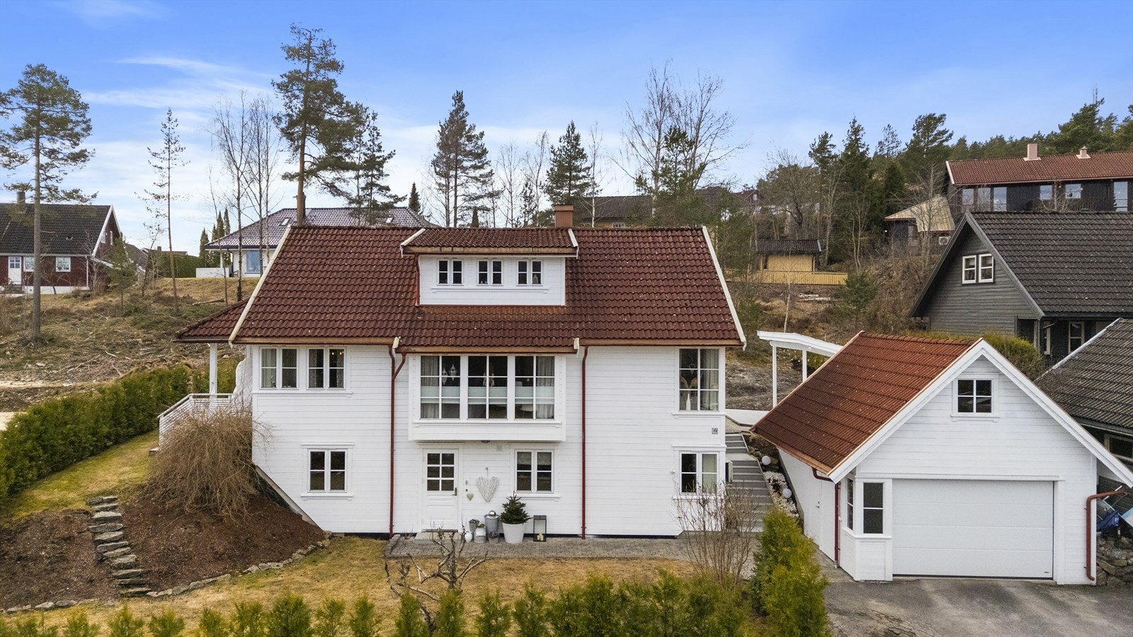 Det er gode parkeringsmuligheter i garasje og gårdsplass Galleribilde