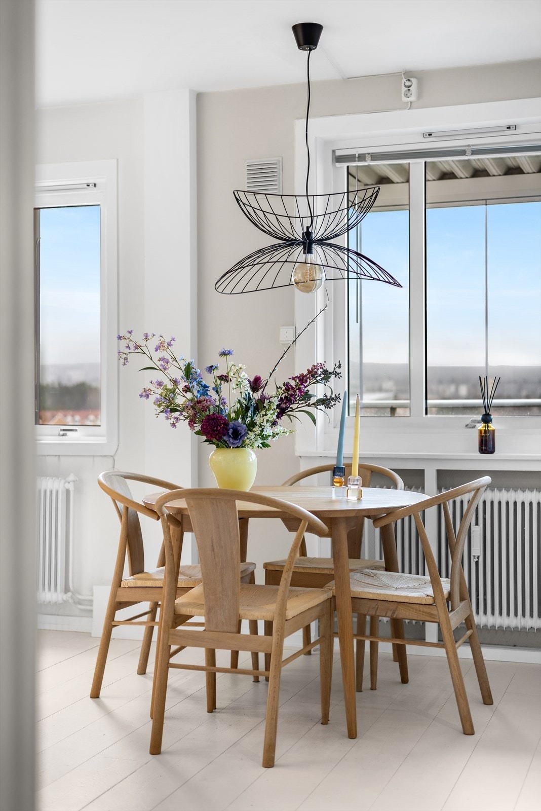 Stuen har gode møbleringsmuligheter med plass til både spisestuebord og sofagruppe. Galleribilde