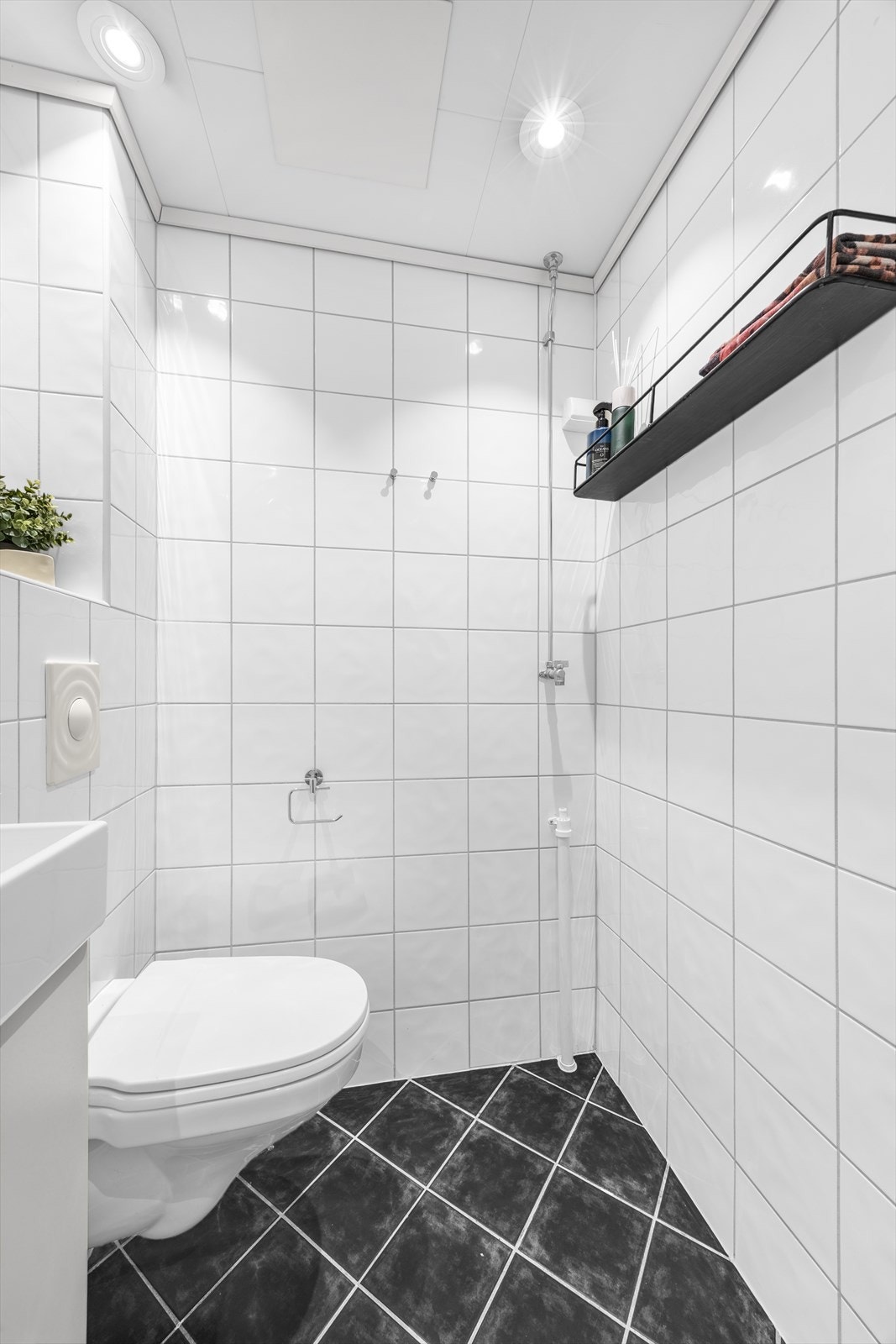 Opplegg for vaskemaskin, samt tilgang til fellesvaskeri i blokken. Galleribilde