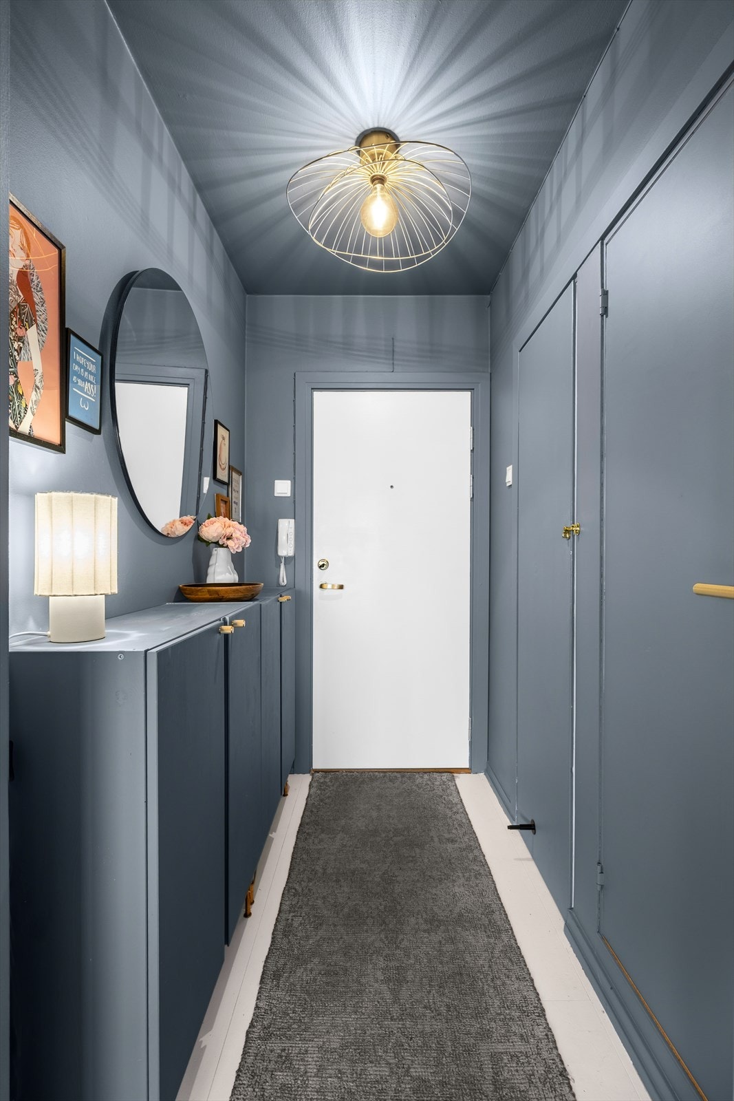Via heis opp til 9. etasje ønskes man velkommen inn i en romslig entré med plass til å sette skoene og henge yttertøyet. Galleribilde