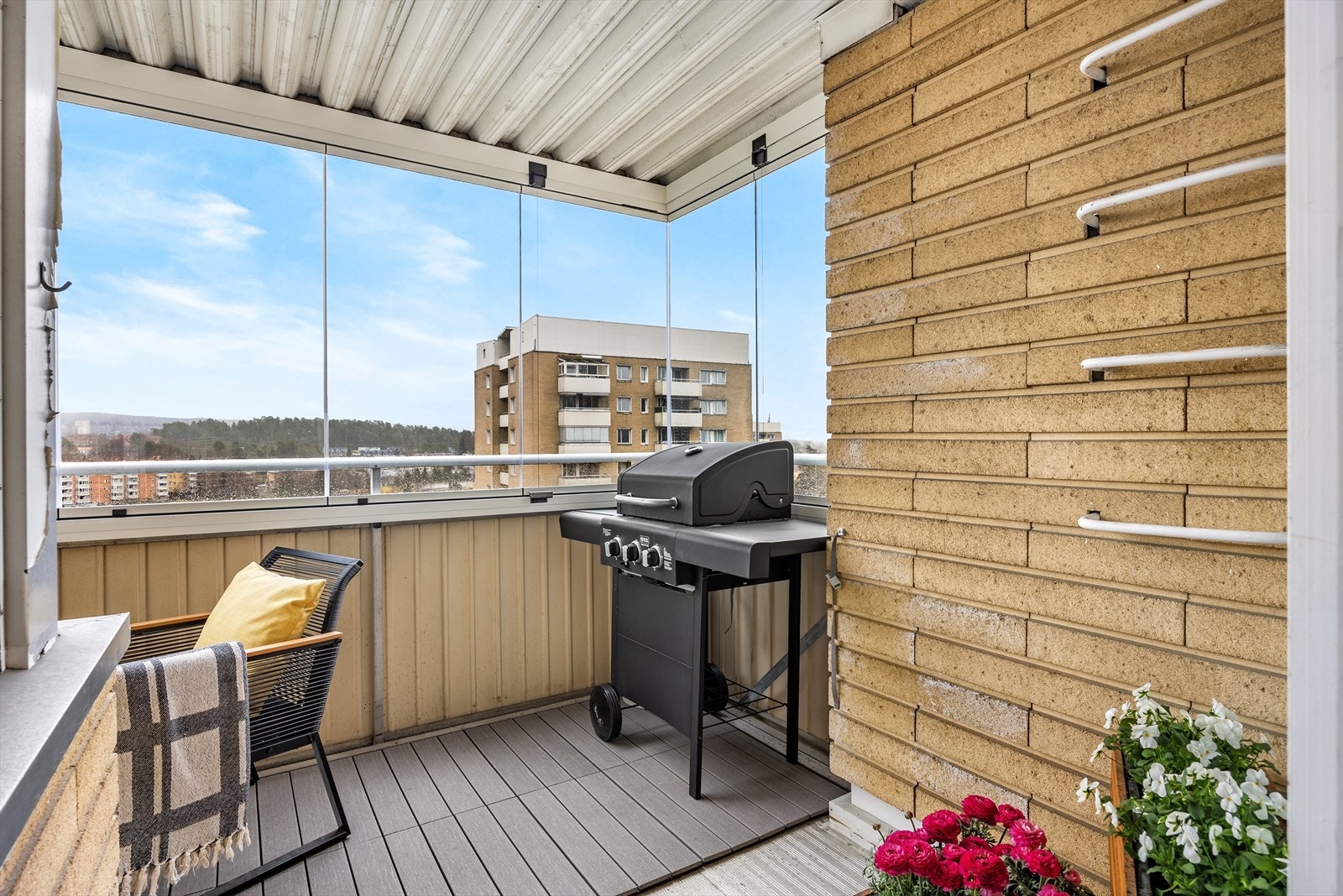 Her er det god plass til sittegruppe, grill og beplantning hvor hyggelige sommerdager kan nytes i godt selskap. Galleribilde