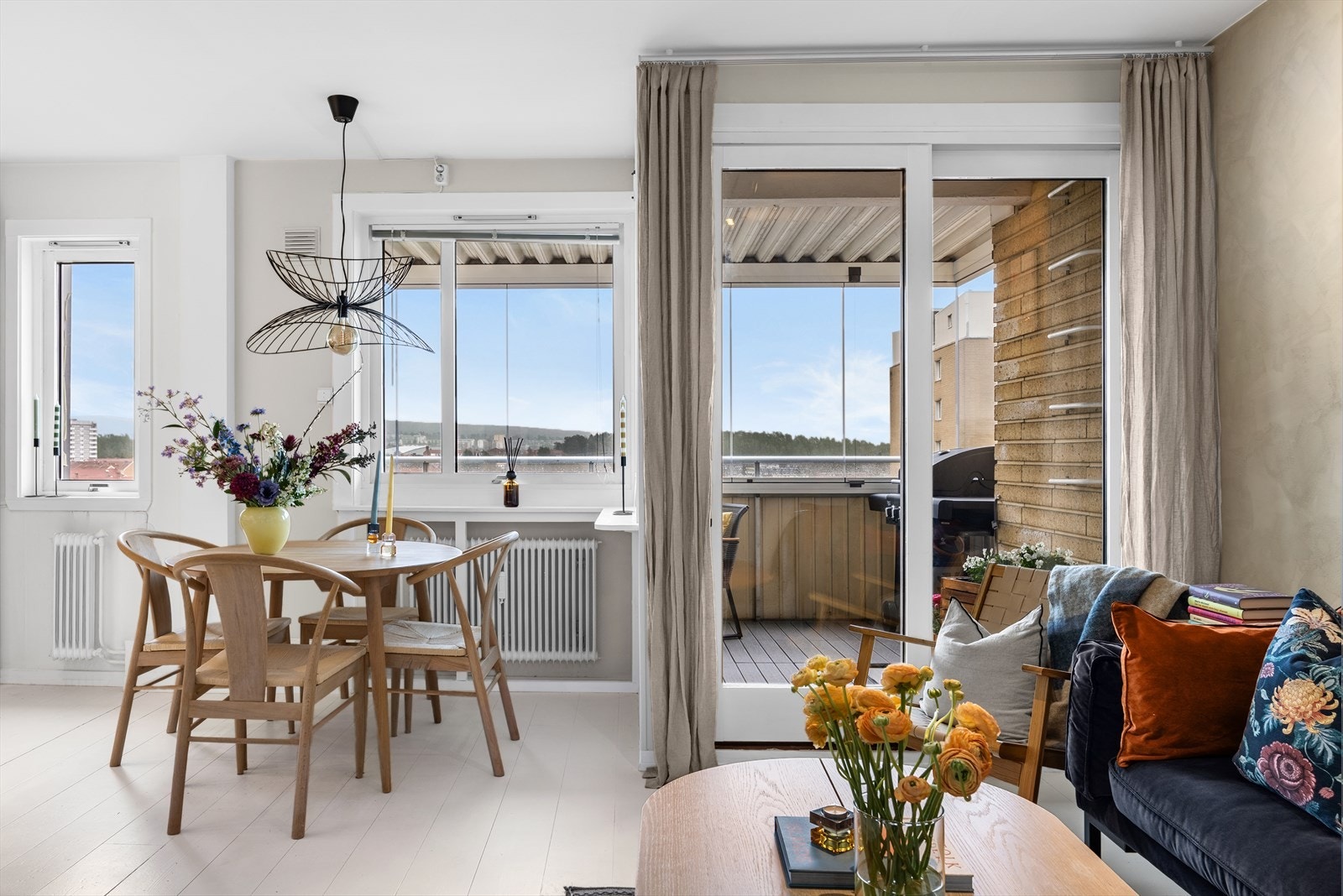 Utgang fra stuen til en stor innglasset balkong på 8 m² med meget god utsikt. Galleribilde