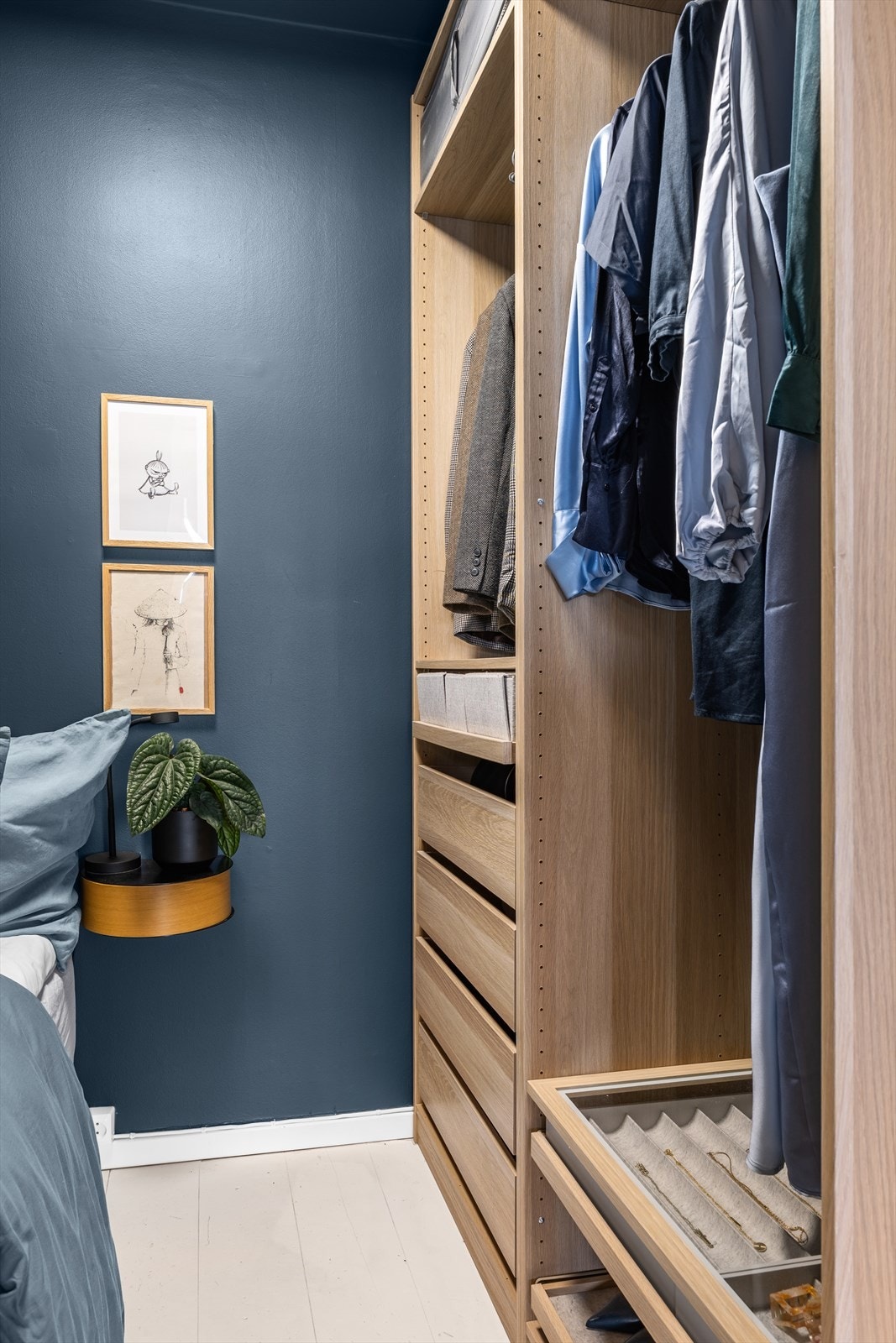 Leiligheten disponerer en bod i kjeller på ca. 3 m² og en bod på loftet på ca. 3 m². Galleribilde