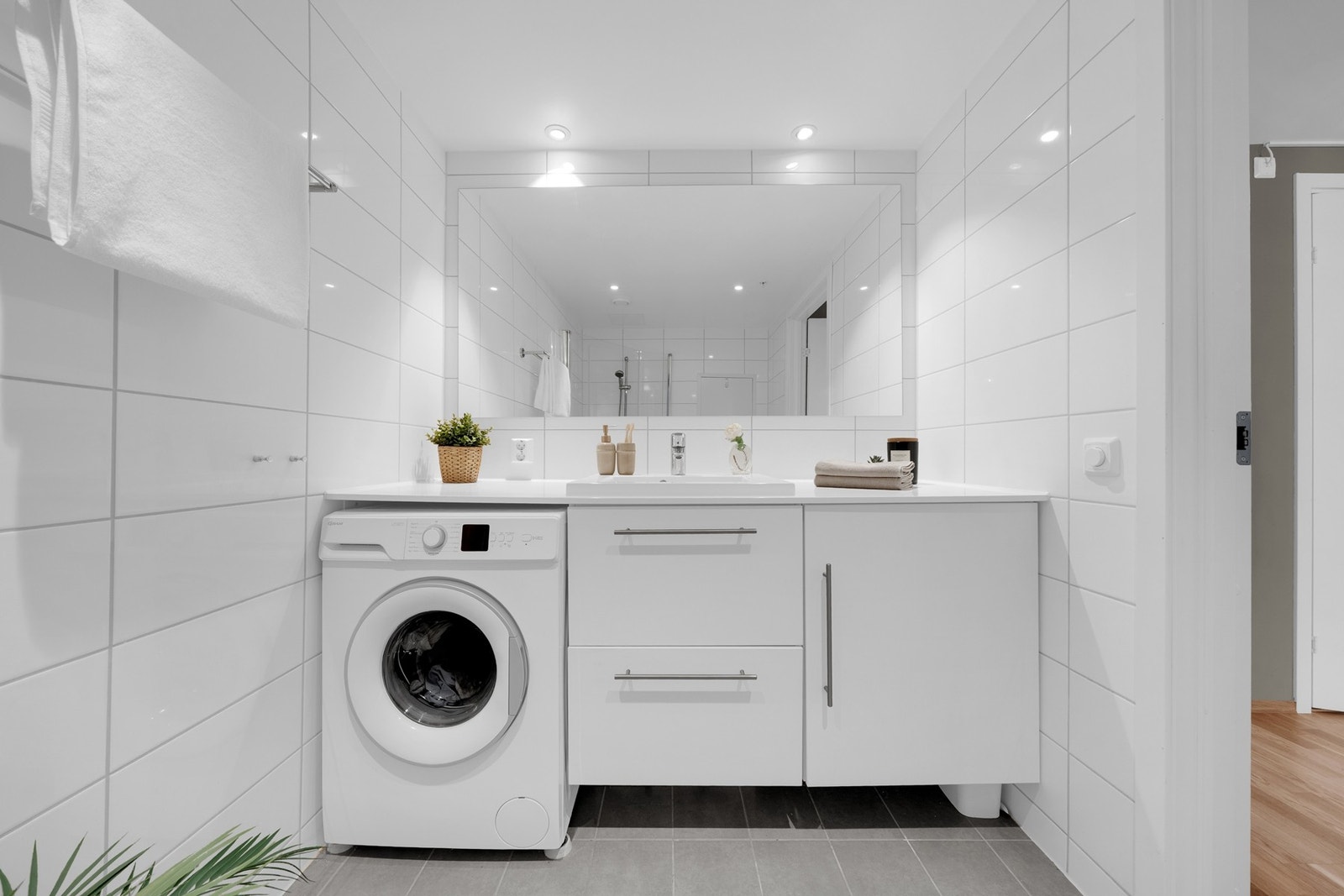 Innredningen omfatter servantseksjon med laminat topplate og nedfelt servant, tilhørende blandebatteri samt et stort speil. Videre er det veggmontert toalett med utvendig sisterne og opplegg for vaskemaskin under benken. Balansert ventilasjonsanlegg Galleribilde