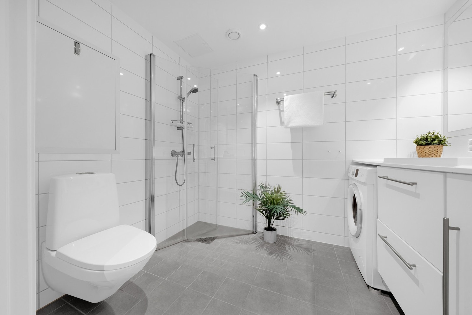 Badet er utført som prefabrikkert baderomskabin fra byggeåret. Overflater består av flislagte vegger og gulv, med vannbåren gulvvarme. Himlingen er utført med malte plater og innfelte downlights. Dusjsonen er etablert i nedsenket dusjgrube Galleribilde