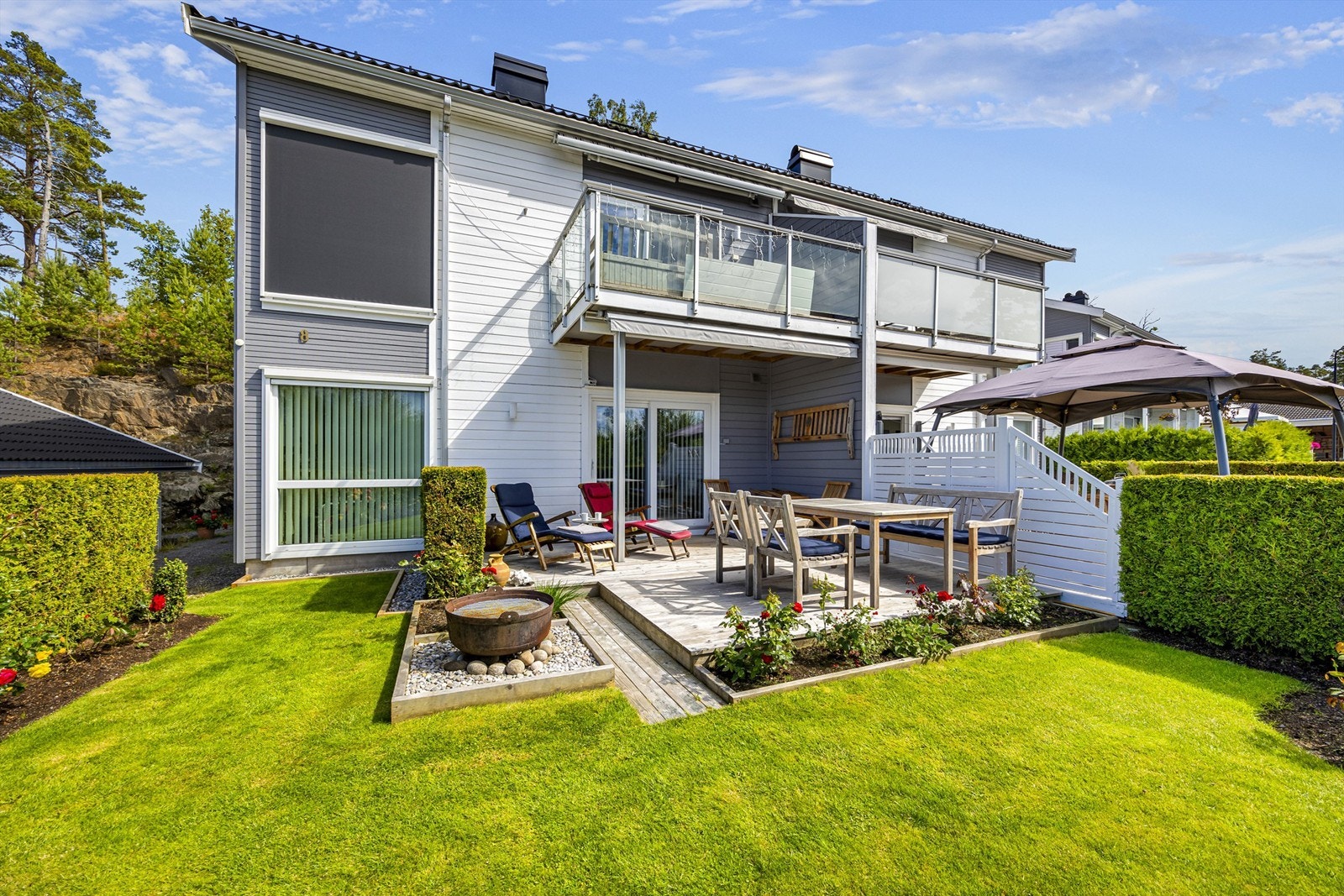 Leiligheten har utgang til markterrasse fra stuen og en pen, velholdt hage omkranset av hekk. Galleribilde