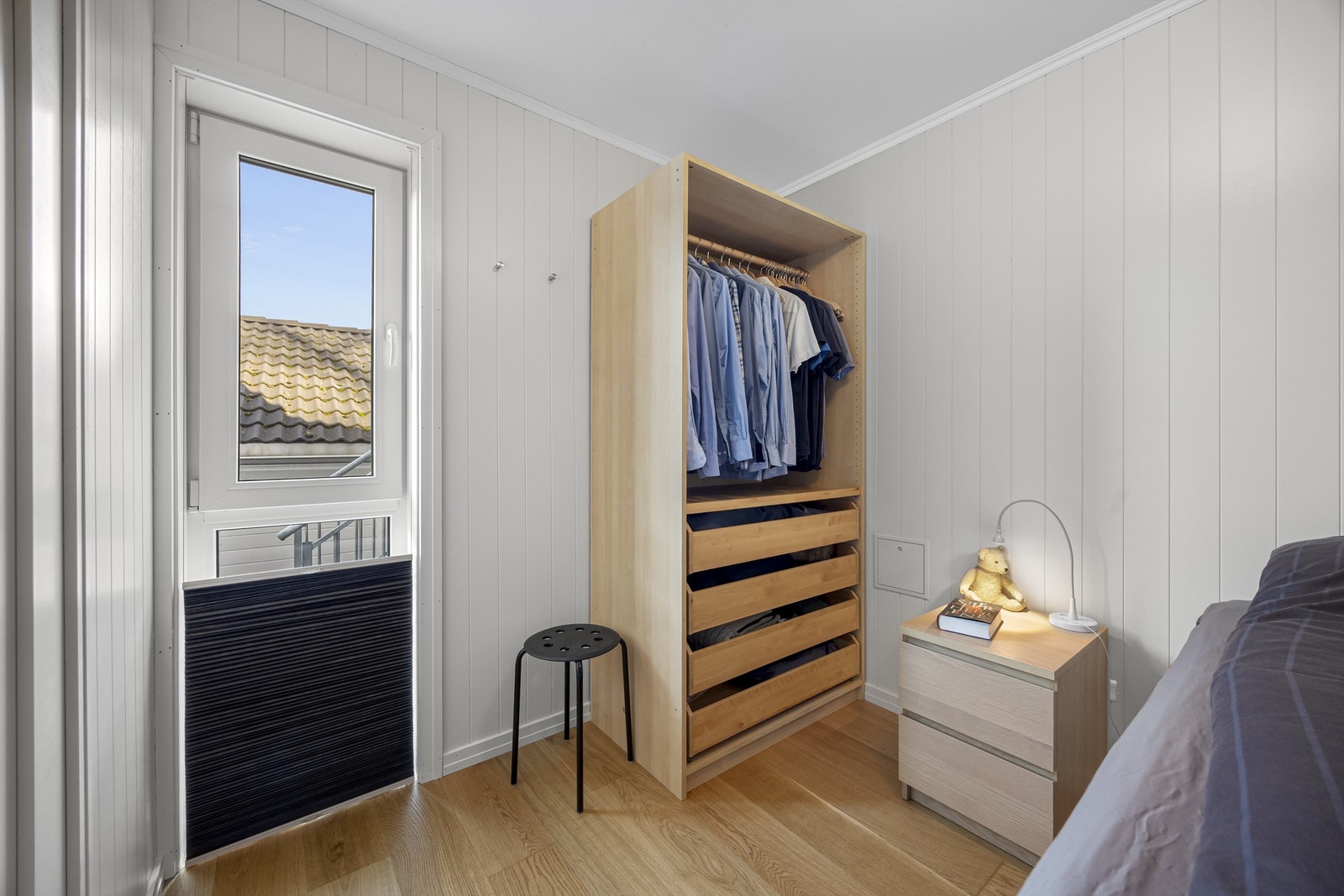 Soverom med god plass til seng og garderobeløsning. Galleribilde