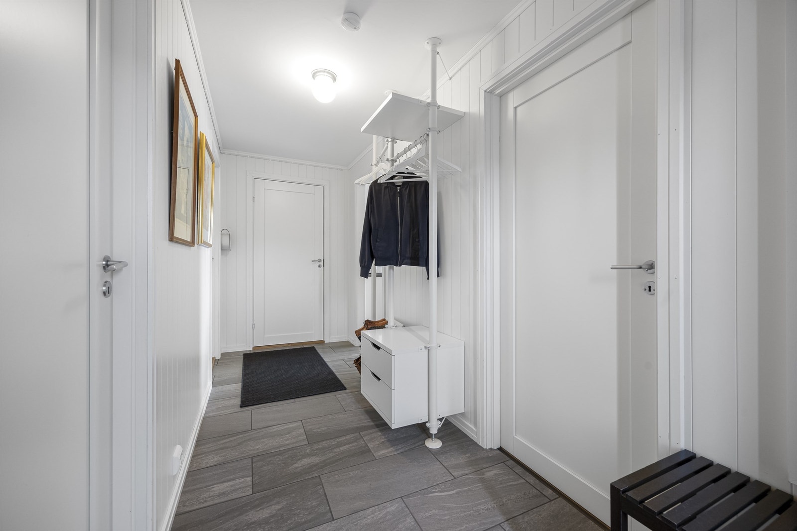 Velkommen inn! Entreen byr på flislagt gulv med varme adkomst til resten av leiligheten. Galleribilde