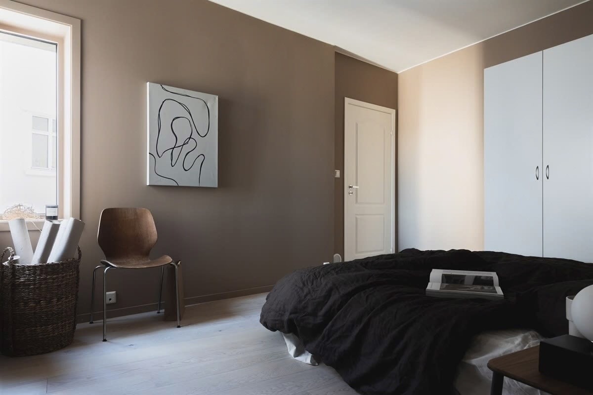 Bilde fra Finn-annonse. Soverom 2 på ca. 14 kvm med tilhørende walk-in closet (egen dør fra soverommet). Galleribilde